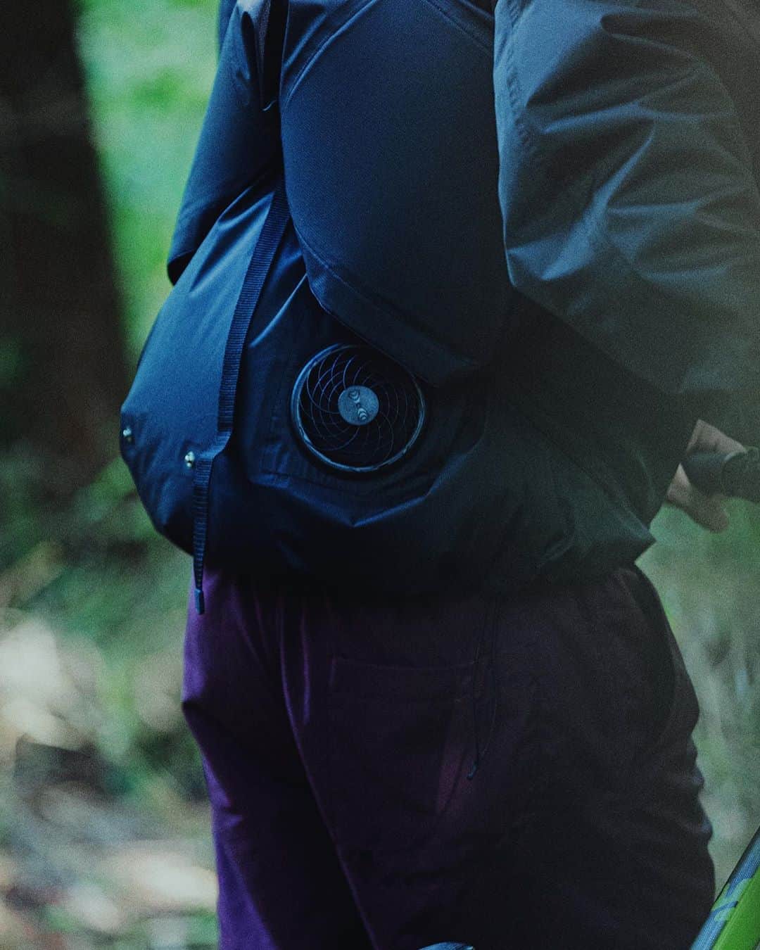 ミーンズワイルのインスタグラム：「[Air Circulation System Rain Jacket] meanswhile×空調服™️  電動ファン付きウェアのリーディングカンパニー空調服社とコラボレーションしたジャケットを制作しました。  暑い時期でも長袖を着なければいけないシチュエーションを想像し、屋外で活動するためのレインウェアと電動ファンを融合した、様々なシーンに対応するプロダクトになっています。  下記日程にて伊勢丹新宿店メンズ館7Fにおいて、先行受注会を開催します。 実物を手に取って、体感してみて下さい。 是非お越しいただけますと幸いです。  2020/7/8(水)〜7/14(火) 伊勢丹新宿店メンズ館7F ※7/8より弊社オンラインストア、イセタンメンズネットでも先行受注受付開始  meanswhile’s [Air Circulation System Rain Jacket] will be available for sale beginning in September.   In celebration of this, we will be holding a pop-up shop in Isetan Men’s Department store in Tokyo from July 8th, where advance orders can be placed.   Whether you are fishing, in the forest or out in the field, this jacket was designed for maximum comfort through all seasons.」
