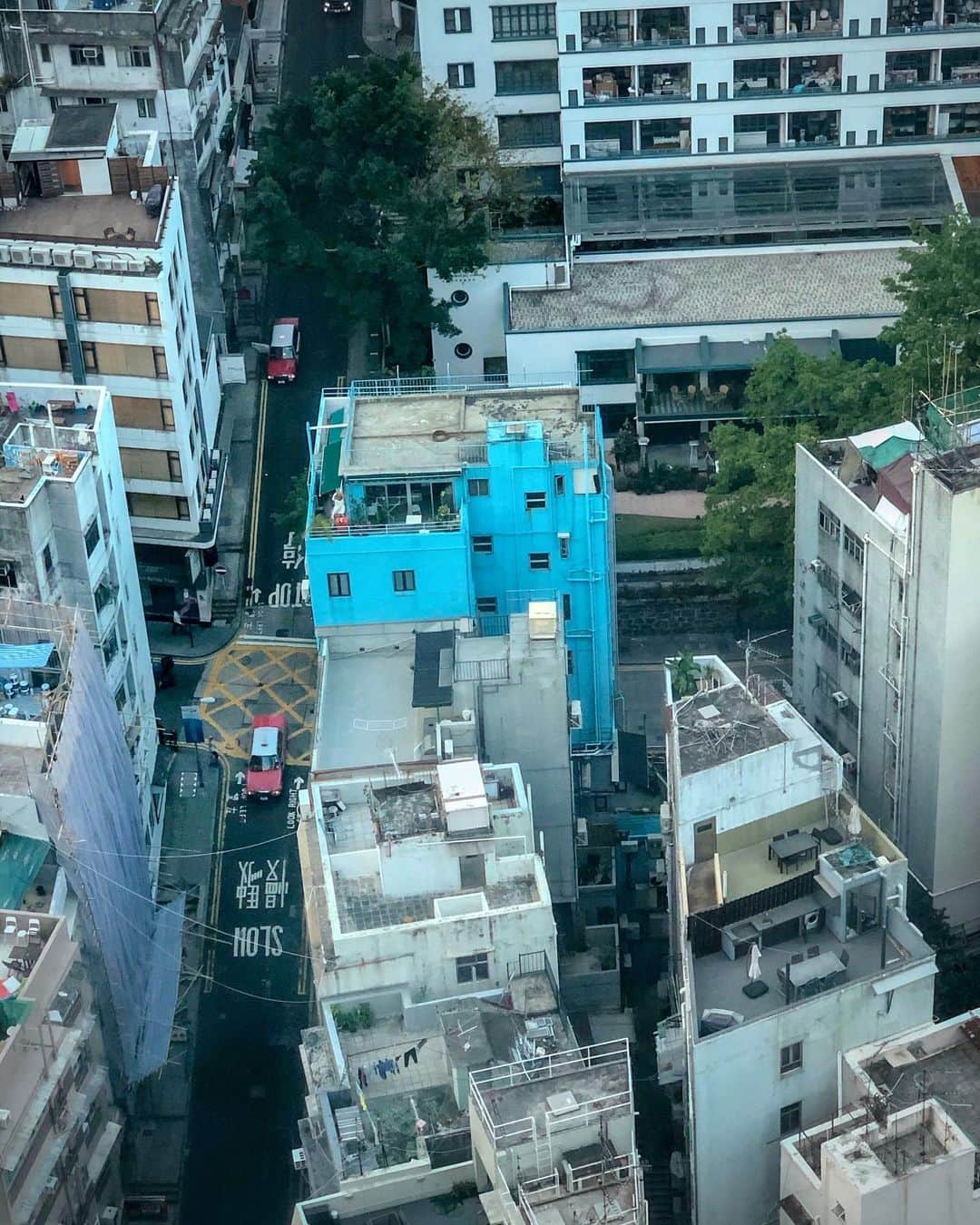 sunday_722のインスタグラム：「*﻿ 香港ルーフトップ﻿ *﻿ #ShotOniPhone﻿ #ShotOniPhoneX﻿ #hongkongrooftop﻿ #的士﻿ #capturehongkong﻿ #zolimahongkong﻿ #SPHKCollective﻿ #storyofthestreet﻿ #tv_pointofview﻿ #awersomehongkong﻿ #jj_mobilephotography﻿ #unlimitedhongkong﻿ #hkig﻿ #reframinghk﻿ #香港中毒﻿ #gominimalmag﻿ #waytohk_sunday_722﻿ #streetclassics﻿ #香港ルーフトップ」