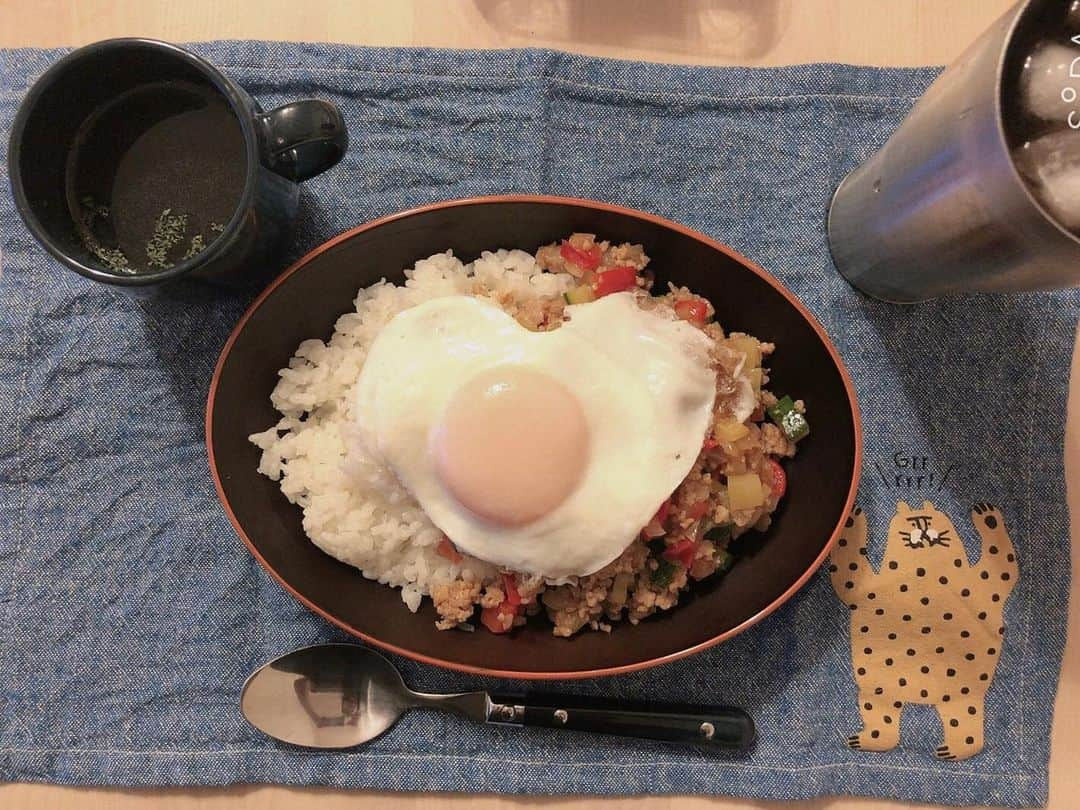 高橋茉奈さんのインスタグラム写真 - (高橋茉奈Instagram)「＊ 得意料理はこねないハンバーグプレート😎💓 丼は楽ちんだし大好き！ 目玉焼きがちゃんとハートになってるのは おじさんの分だけ😂自分のは適当😂 #셀카#셀피#나#일상#여자#24살#94년생#일본인#패션#얼짱#셀스타그램#얼스타그램#인스타그램#맞팔은댓글#단발#단발머리#茉奈飯」7月3日 21時12分 - 94.05.28