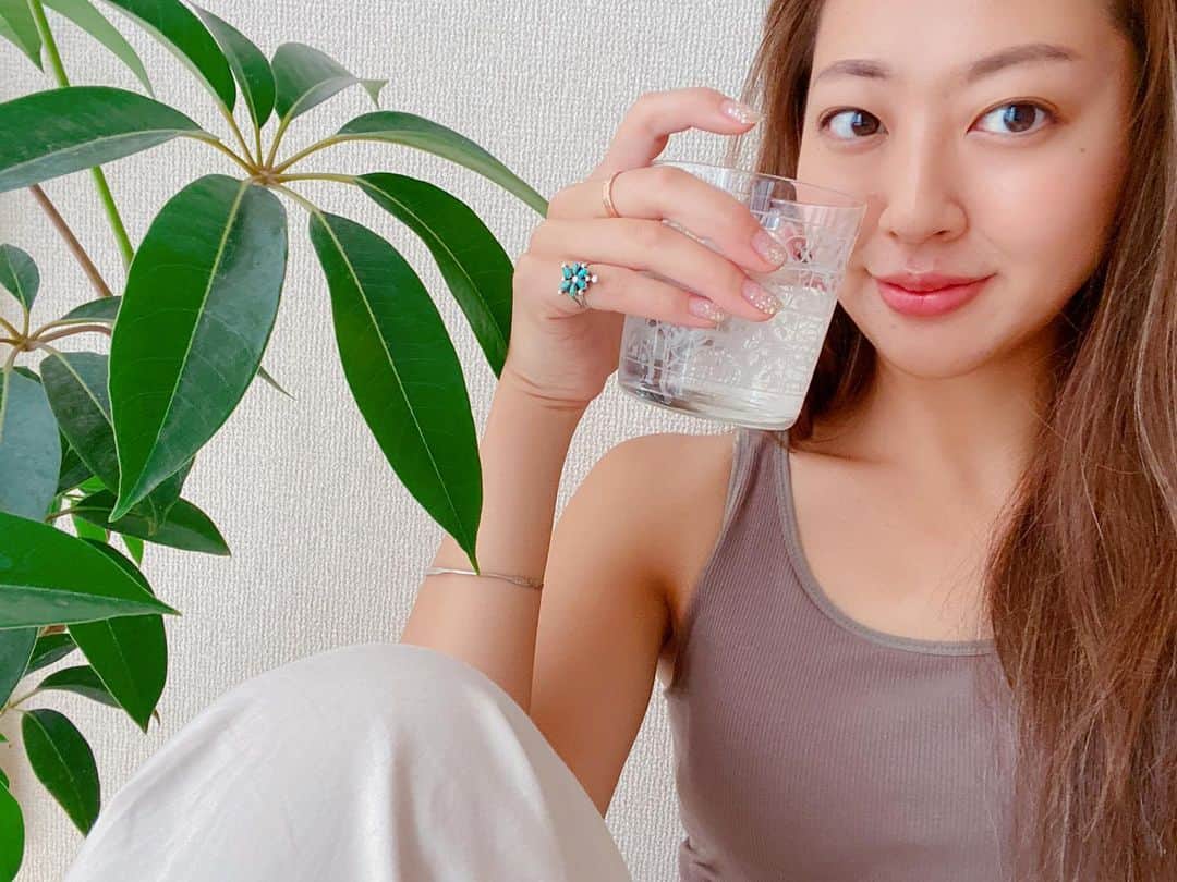高橋有紀子のインスタグラム：「* クリクラのウォーターサーバーをお出迎えして数ヶ月。  子どもとお出かけするとき、運動するとき、 ほっと一息のコーヒーを飲むとき、 前までは自動販売機でペットボトルを購入したり コーヒーショップで買いがちだったけど、 ウォーターサーバーで簡単にマイボトルに入れて 持ち運ぶようになってからだいぶ経済的🥺✨ * * クリクラはサーバーレンタル料・入会金・宅配料が無料、 ボトル１本(12ℓ)が1460円だから 500㎖ペットボトルで計算したら１本あたり60円！ * チリも積もれば、です🤷🏽‍♀️💸 * * @39_editors  #クリクラFit #ウォーターサーバー #ウォーターサーバーのある暮らし #クリクラアンバサダー#おうち時間 #子育て #女の子ママ #アラサーママ #サスティナブル #エコ #PR」