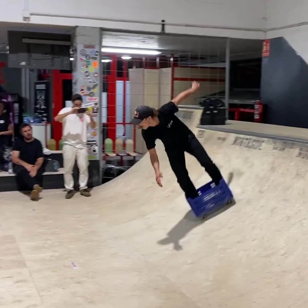 レッドブルのインスタグラム：「how to use a plastic crate: 1. general storage for food, sports equipment, garden tools, books, electrical goods and/or automotive parts  2. attach wheels and ride a FIRE line in an indoor skatepark   wait, what? 🤔 😂  . 🛹 : @danny_leon  🎥: : @k_malczuk #redbull #givesyouwings #skate #skateboarding #trick」