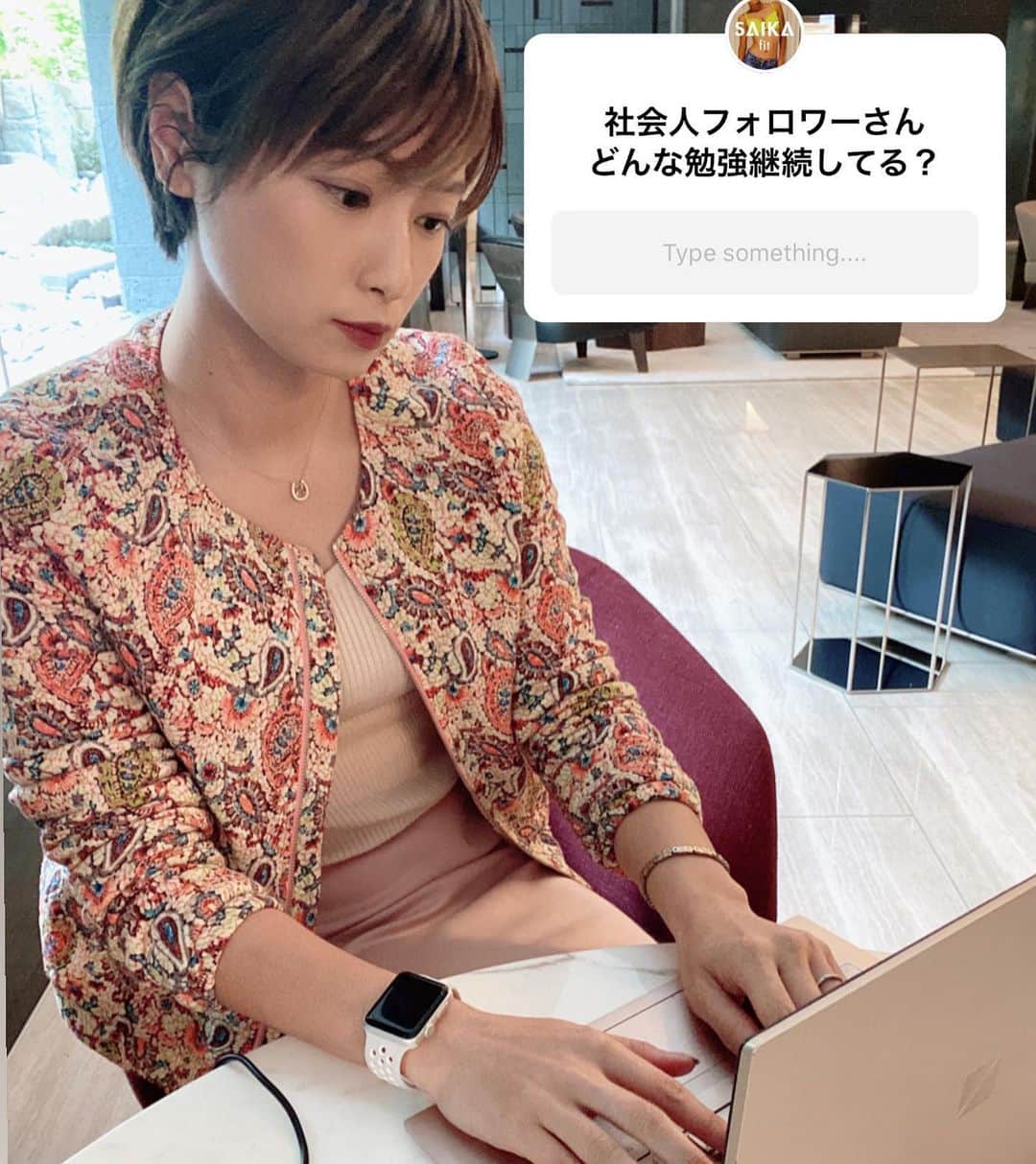 彩海のインスタグラム：「. . 少し前に皆んなに答えてもらった質問！ . 調査で出てる日本社会人の平均勉強時間は1日6分なのに！ 我がフォロワー様方は、やはり志し高すぎるなーと回答みて触発されてました。 . . 皆さんの回答載せてみたので スワイプして拡大してみてね。 残しておきたかったのでストーリーズじゃなくて投稿にしました。 . . . そんなわたしは… 経営(節税)、英語、投資を中心に勉強していて、本をしっかり読むように心がけてます。 . . あとは日々の業務で経験積みつつ 毎日勉強です。 社会人になって差をつけたかったら コツコツ自己投資(勉強)が効果的だと思ってます。 . 学歴高くてもあぐらかいてたら抜かされるし日々目まぐるしく変わる世界と共に自己アップデートはもはやマスト。 . . . できてないなーと感じたらはじめどき！ 焦りましょう！ 行動しましょう！ やらなきゃなにもはじまりません。 . . . . #勉強時間#社会人#モチベーション #自己投資#アップデート#勉強垢 #社会人の勉強 #時間は平等 #皆様回答ありがとうございました」