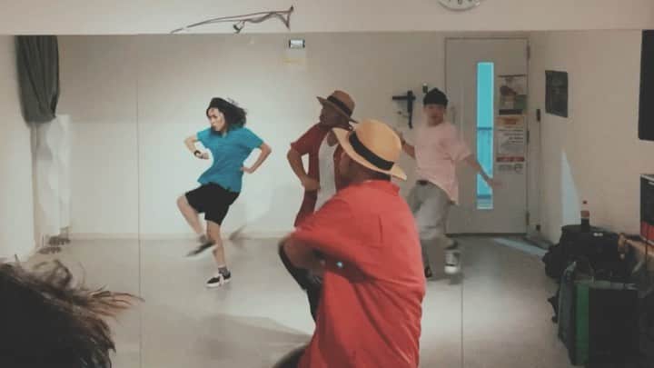 のインスタグラム：「w/ @ato_kojima @chika_pyoko . . ♬/ @iamreminisce / burushaga むず過ぎた笑　でも最高に楽しかった🔥. そして2人のダンス最高に上がった🔥😭 . #burushaga」