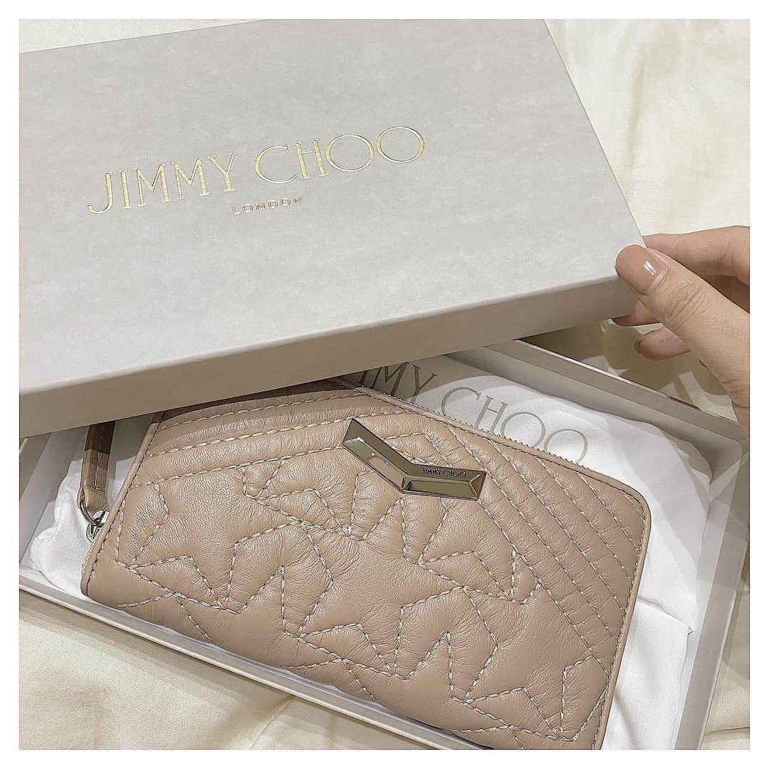清家麻里奈のインスタグラム：「やっとお財布新調しました💕JIMMY CHOO の財布新しいのずっとほしくて念願🥺💗よしっ、2020年下半期も頑張るぞー❗️  #ジミーチュウ財布 #JIMMYCHOO #ジミーチュウ　#財布」