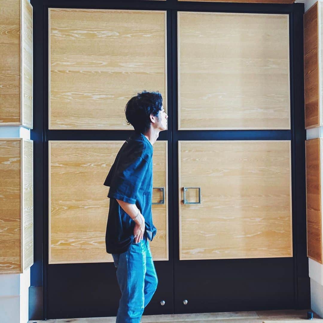 片山良平のインスタグラム：「嫁にかっこよくとってもらいました  Tシャツはマルジェラです👕  #ファッション #ピンボケしてるくらいがいいよね #margiela」