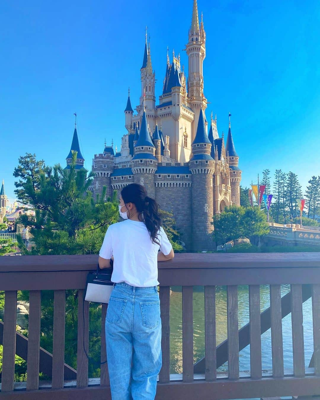 影山祥子さんのインスタグラム写真 - (影山祥子Instagram)「7/2 🏰 開園したてのDisneyにいきました🥰 友達の誕生日が近い日で Disney大好きだからサプライズで チケットとりました😚🧡 コロナの影響で、人も少なく14時inでも十分楽しめて一言でゆったら 『最　高』😍😍 乗り物乗り放題だし、晴天だし、ゆっくりできるし、 人少ないから快適すぎる。 こんなDisneyも今だけなんだろうなと🥺💛 久しぶりのDisneyが最高すぎて はやくまたいきたい🥺❤️ . . #お気に入り　#一枚　 . . #photo #Disney #ディズニー　#ディズニーランド #ついに　#開園　#晴れ女　#サプライズ　#birthday #バースデー　#シンデレラ城　#ディズニー好きな人と繋がりたい #ディズニー風景  #フォト　#スポット　#disneyland」7月3日 21時27分 - sacco324