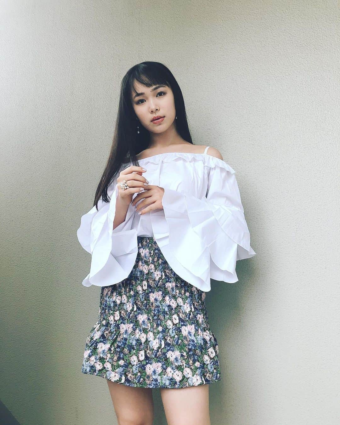 大友樹乃のインスタグラム：「早くこんな服を着てお出かけしたいな💙🦋  #outfit#outfitstyle #summerfashion #miniskirt#fashion#패션#옷스타그램##패션스타그램#코디#전신샷#」