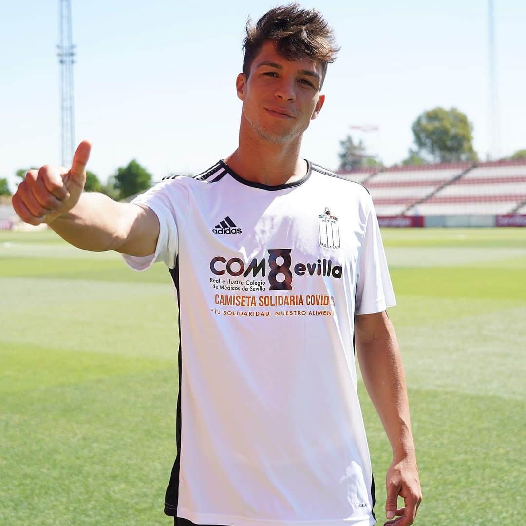オリベル・トーレスのインスタグラム：「Con esta camiseta de la asociación Deportiva Hispalis fútbol médico me Sumo a la campaña “TU SOLIDARIDAD, NUESTRO ALIMENTO” a beneficio del banco de alimentos de Sevilla. Puedes participar comprando esta camiseta en blanco o en negro y todos los beneficios irán a parar a familias que lo necesitan. 👏🏻💪🏼 @a.d.hispalisfutbolmedico  @bancodealimentosevilla」