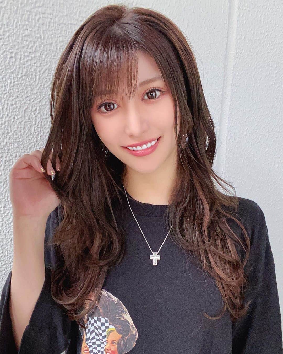のインスタグラム：「エクステもカラーカットも レガロ新宿の鈴木さんが担当です👱🏻‍♀️💘 美容院探してる方は是非行ってみてね🥰 . . #ヘアサロン #レガロ #美容院 #カラー #カット #エクステ」