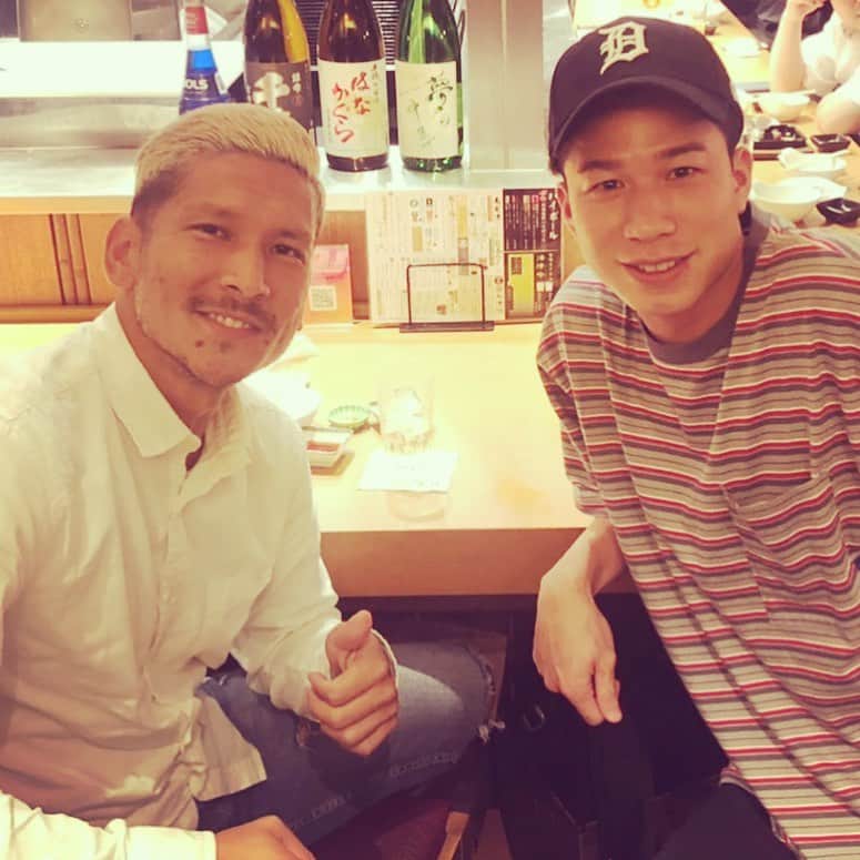 森岡薫のインスタグラム：「久々の再会！またも前十字か！でも元気そうで良かった！！ 次回はウチでね！  #幸野志有人  #リハビリ仲間 #サッカー選手 #周り入り過ぎてやり直し」