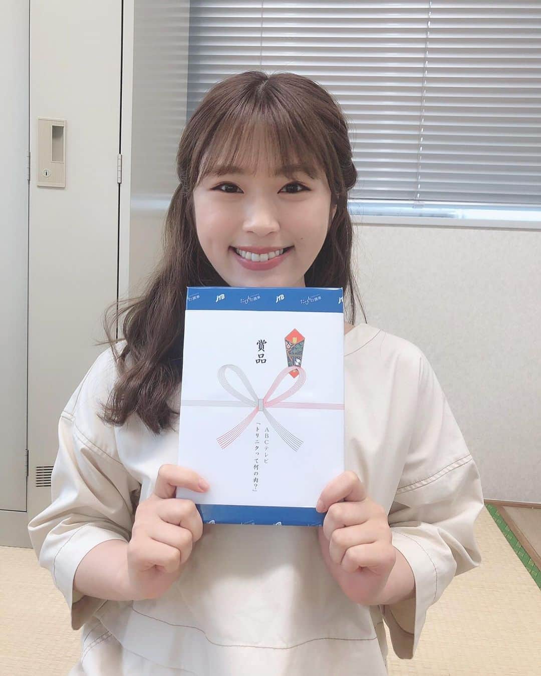 渋谷凪咲さんのインスタグラム写真 - (渋谷凪咲Instagram)「ジャンジャカジャ〜ン🎊 . . なんと本日！ . 『#トリニクって何の肉！？』 . 前回の放送で皆んなで選んだ、 賞金の旅行券を頂きました〜🥰🙏わ〜い！ . . いや〜、人生捨てたもんじゃないですねっ☺️✨笑 . おバカさんでも良いことちゃんとありました♪笑 . . 安全に気をつけて、 旅行を楽しみたいと思います🌼 . ありがとうございました！！ . . よ〜し、次の賞品はなんだろなあ〜☺️🎈笑 . . #毎週火曜日よる9時〜 #トリニクって何の肉 #見て下さいませませ♪」7月3日 21時30分 - nagisa_nikoniko