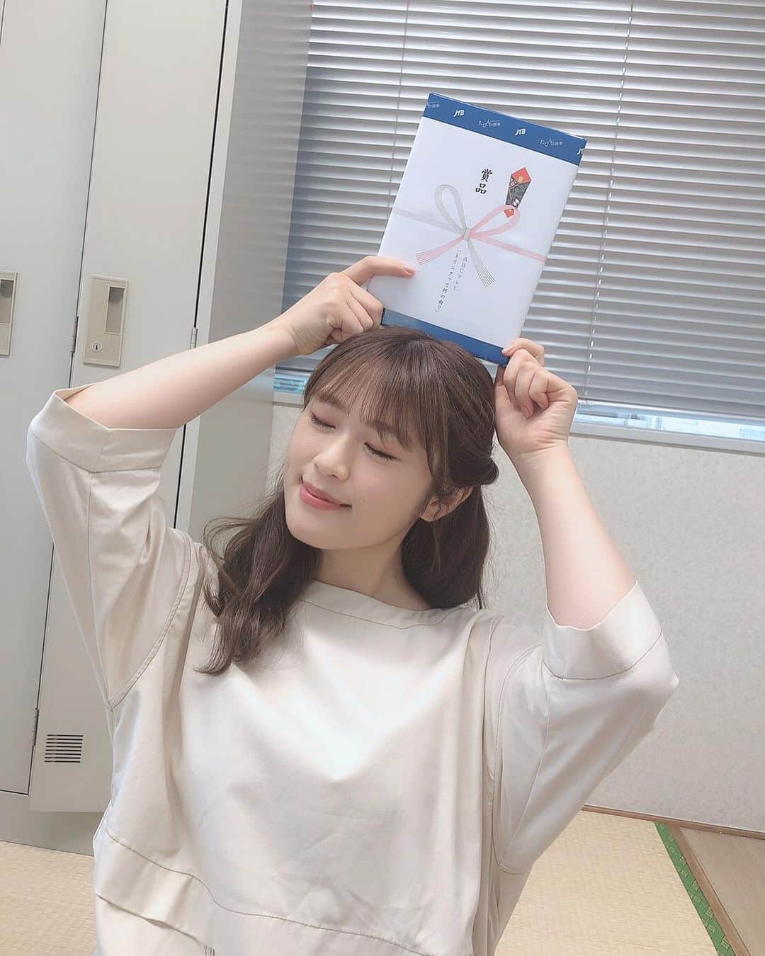 渋谷凪咲さんのインスタグラム写真 - (渋谷凪咲Instagram)「ジャンジャカジャ〜ン🎊 . . なんと本日！ . 『#トリニクって何の肉！？』 . 前回の放送で皆んなで選んだ、 賞金の旅行券を頂きました〜🥰🙏わ〜い！ . . いや〜、人生捨てたもんじゃないですねっ☺️✨笑 . おバカさんでも良いことちゃんとありました♪笑 . . 安全に気をつけて、 旅行を楽しみたいと思います🌼 . ありがとうございました！！ . . よ〜し、次の賞品はなんだろなあ〜☺️🎈笑 . . #毎週火曜日よる9時〜 #トリニクって何の肉 #見て下さいませませ♪」7月3日 21時30分 - nagisa_nikoniko