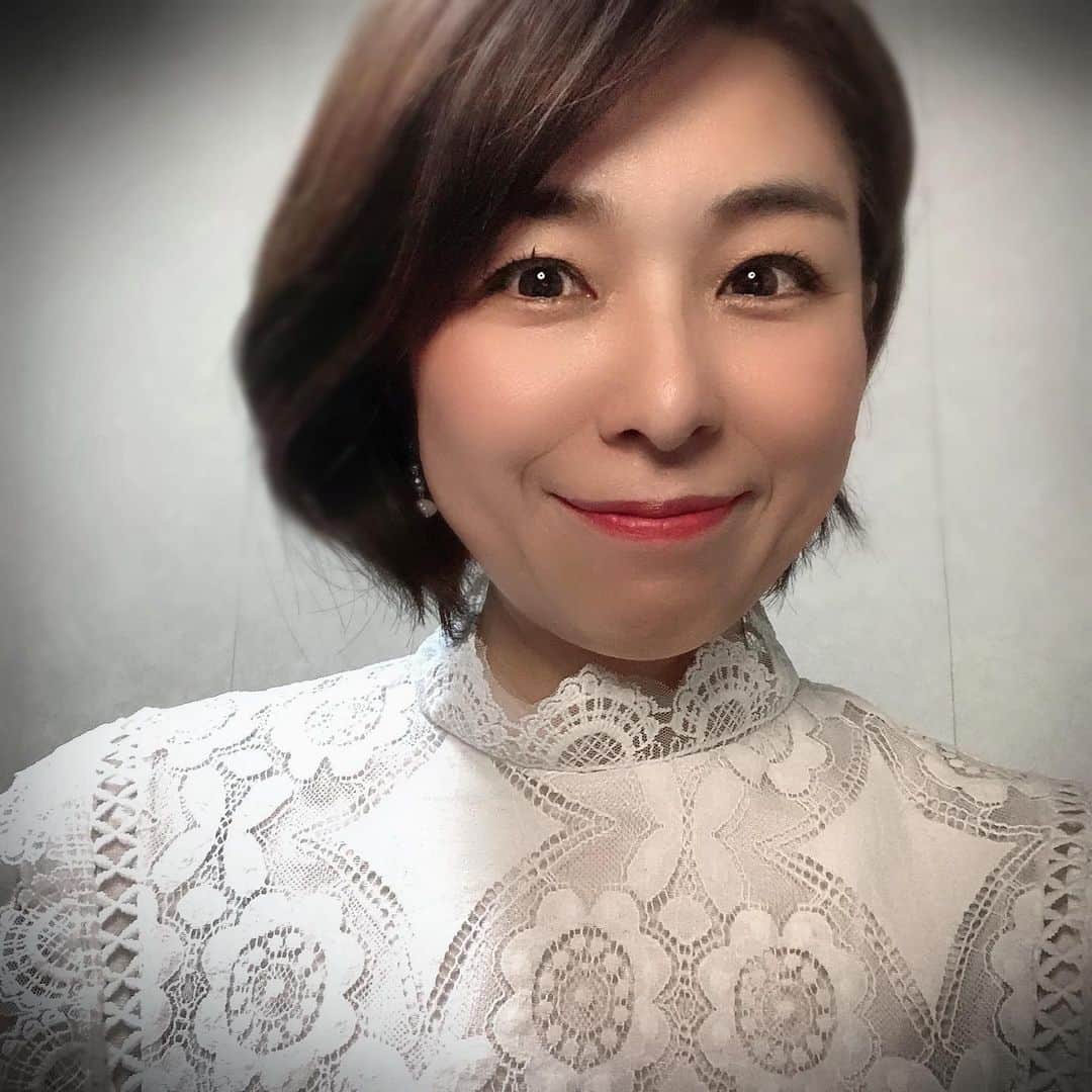 のインスタグラム：「今日も一日お疲れ様です🍻  YouTube「真璃子officialはなうたチャンネル」コツコツやってます😊✨  今回は、リクエストにお応えして、 私の2ndシングル 「恋、みーつけた」 アカペラで歌っています。  聴いてみてね🍀  https://youtu.be/kMxtca1Pyhk  https://ameblo.jp/marimaricocoa/entry-12608643761.html」
