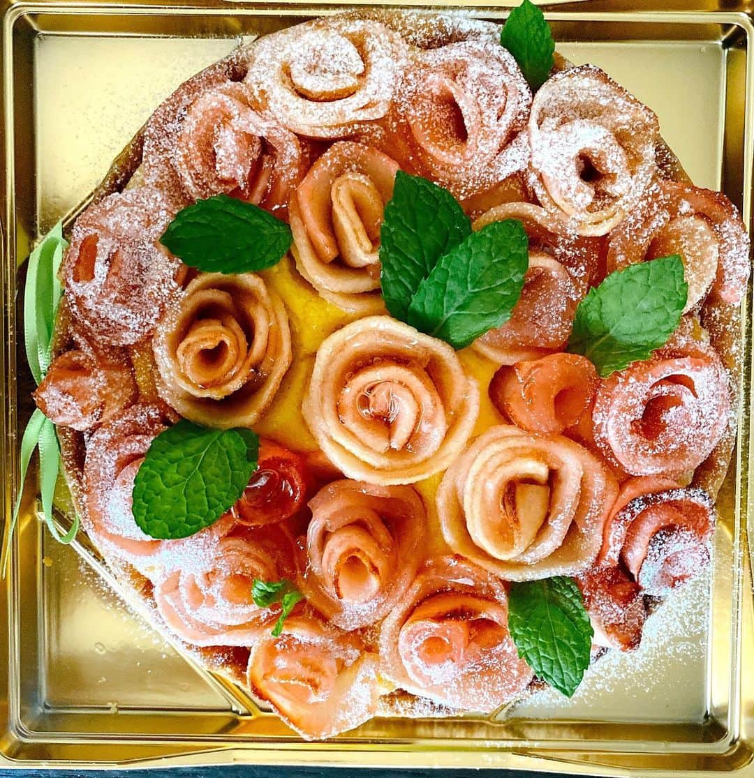 渡辺美奈代さんのインスタグラム写真 - (渡辺美奈代Instagram)「薔薇のブーケケーキ💐  #初フランス菓子教室🇫🇷 #お菓子教室 #楽しかったーーーーー #りんごのケーキ #りんごで薔薇」7月3日 21時35分 - watanabe_minayo