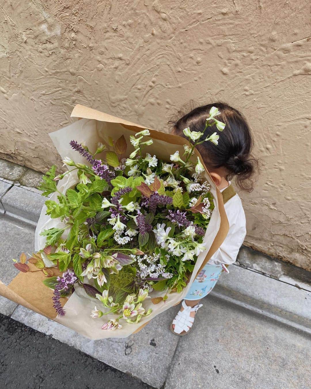 目見田早弥子のインスタグラム：「💐 @marronpapier_jp のレッスンで作った バジル、ミント、ゼラニウムをたくさん使ったブーケ。 毎朝お水替えるのが小さな楽しみ☁️✨ 今回グリーンが多いから長持ちで嬉しい◯」