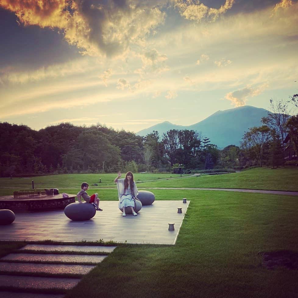 KOKIAのインスタグラム：「Just nice to spend time with Leo in nature. #tokyo #japan #japon #kokia #photography #歌手 #コキア #insta #art #beautiful #picoftheday #follow #女性 #ソングライター #photooftheday #woman #jmusic #ボーカリスト #singer #songwriter #jpop #vocalist #voice #声 #ライブ #live #綺麗 #日本 #mountain」