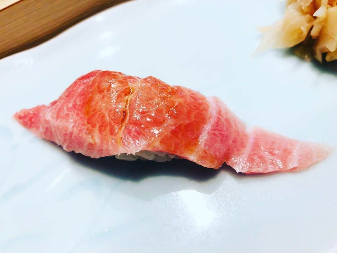のインスタグラム：「本日のご馳走…やっぱ大トロ♪ 食べる？毎日寿司でもいい 笑 #sushi #fattytuna #myfavorite #お寿司 #トロ #大トロ #おかわり #love #fish #champagne #マイケル富岡 #俳優 #タレント #actor #actorslife #shooting #energycharge #sushi&champagne #本マグロ #いただきます」