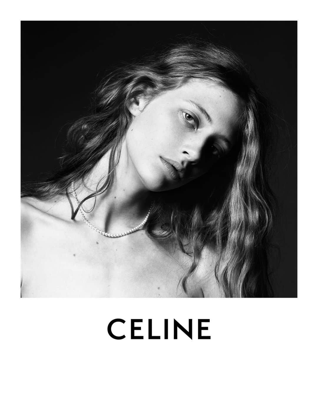 Celineさんのインスタグラム写真 - (CelineInstagram)「CELINE PERLES RAS DU COU IN STERLING SILVER AND PEARLS   COLLECTION AVAILABLE IN STORE AND AT CELINE.COM   ANNA FRANCESCA PHOTOGRAPHED BY @HEDISLIMANE IN SAINT-TROPEZ IN NOVEMBER 2019   #CELINEBYHEDISLIMANE」7月3日 21時40分 - celine