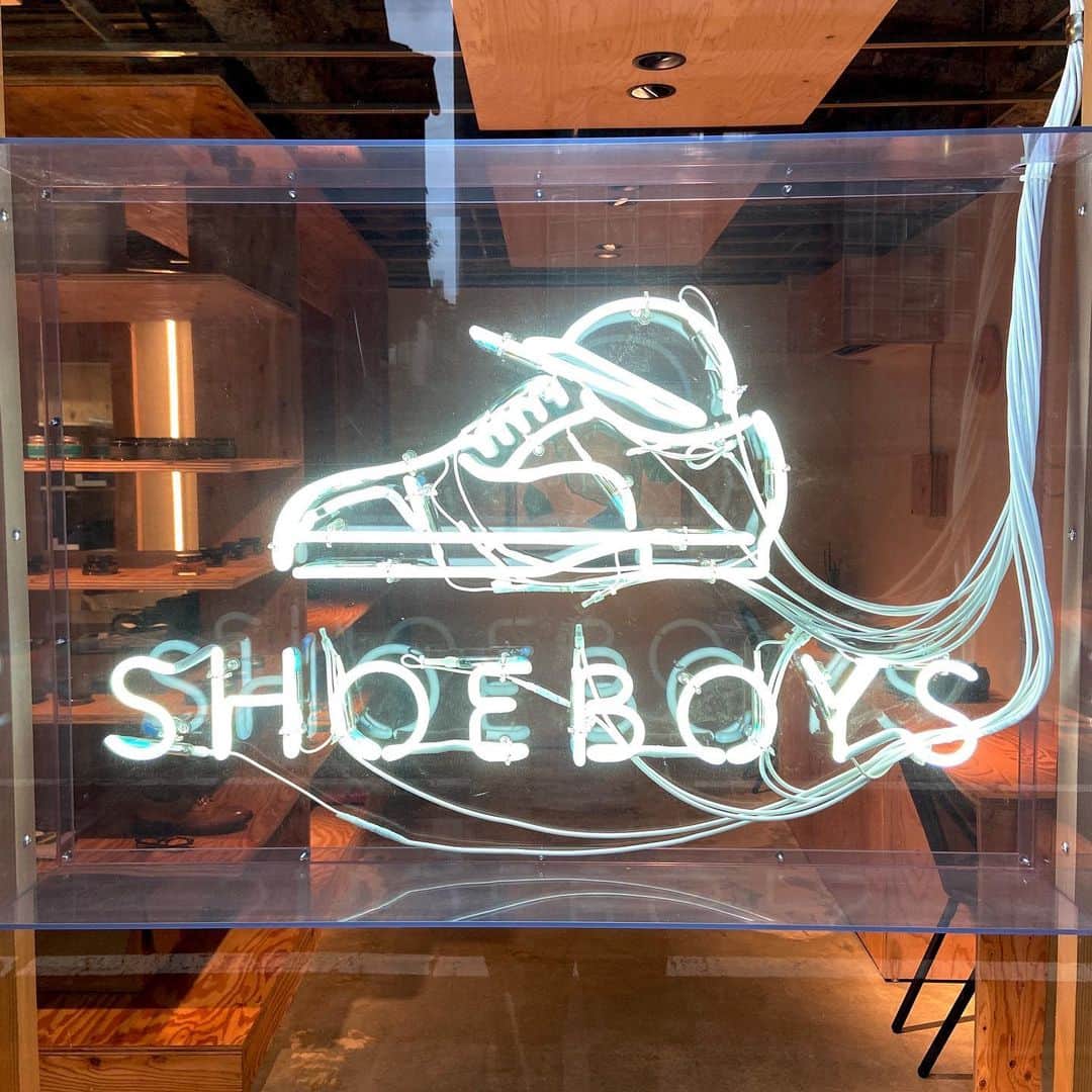 のインスタグラム：「﻿  【ご報告】﻿ 靴磨き店「SHOEBOYS」のオープン日が決定しました！㊗️﻿  ﻿ オープン日は7/19（日）﻿ 営業時間は12:00-20:00﻿ 水曜が定休日になります！﻿  ﻿ 住所は﻿ 東京都豊島区西池袋3-11-12﻿ 池袋ガーデンコート1F SHOEBOYS﻿ になります！！﻿  ﻿ 皆さんとお会いできるのを楽しみにしております！👞✨﻿  ﻿ ーーーーーーーーーーーーーーーーーーーー﻿ 感染症対策のため、店内滞在組数を2組までと入場制限をかけさせて頂きます。﻿ ご来店いただく際はマスク着用を義務付けさせて頂きます。﻿  ﻿ また新型コロナウイルス感染症の状況によっては﻿ オープンを見送る可能性もございます。﻿ 予めご了承下さい。﻿  ﻿ #靴磨き #靴磨き芸人 #shoeboys #鏡面磨き #ハイシャイン」
