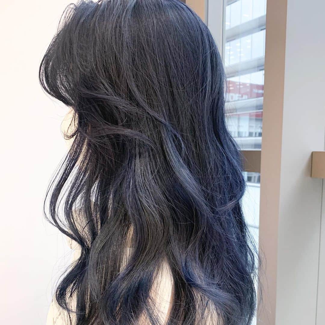 原涼香のインスタグラム：「𝐃𝐚𝐫𝐤 𝐠𝐥𝐨𝐬𝐬 𝐧𝐚𝐯𝐲 🦋🦋」