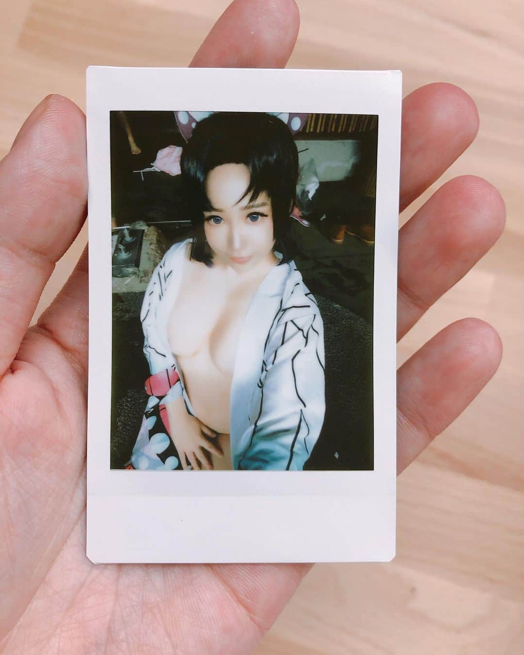 千尋さんのインスタグラム写真 - (千尋Instagram)「明天就是PF32啦!!!真的好久不見了(ﾉ>ω<)ﾉ 千尋會COS大鳳在▲N21-22▲等大家來玩喔(,,・ω・,,)  攤位情報▼https://reurl.cc/arY6nY  會有㊣限量50份㊣的攤位特典  領取方式▼購買商品即可領取一張，送完為止 款式A▼胡蝶忍 泡湯版本(千尋) 款式B▼魔道祖師 魏無羨 (千爺)  請主動告知要哪一個款式喔///// 另外千弟的商品也有販售///  現場也有販售拍立得!!!! 明天見(ゝ∀･)  #PF32 #千尋大人 #碧藍航線 #大鳳」7月3日 21時53分 - chihiro_chang