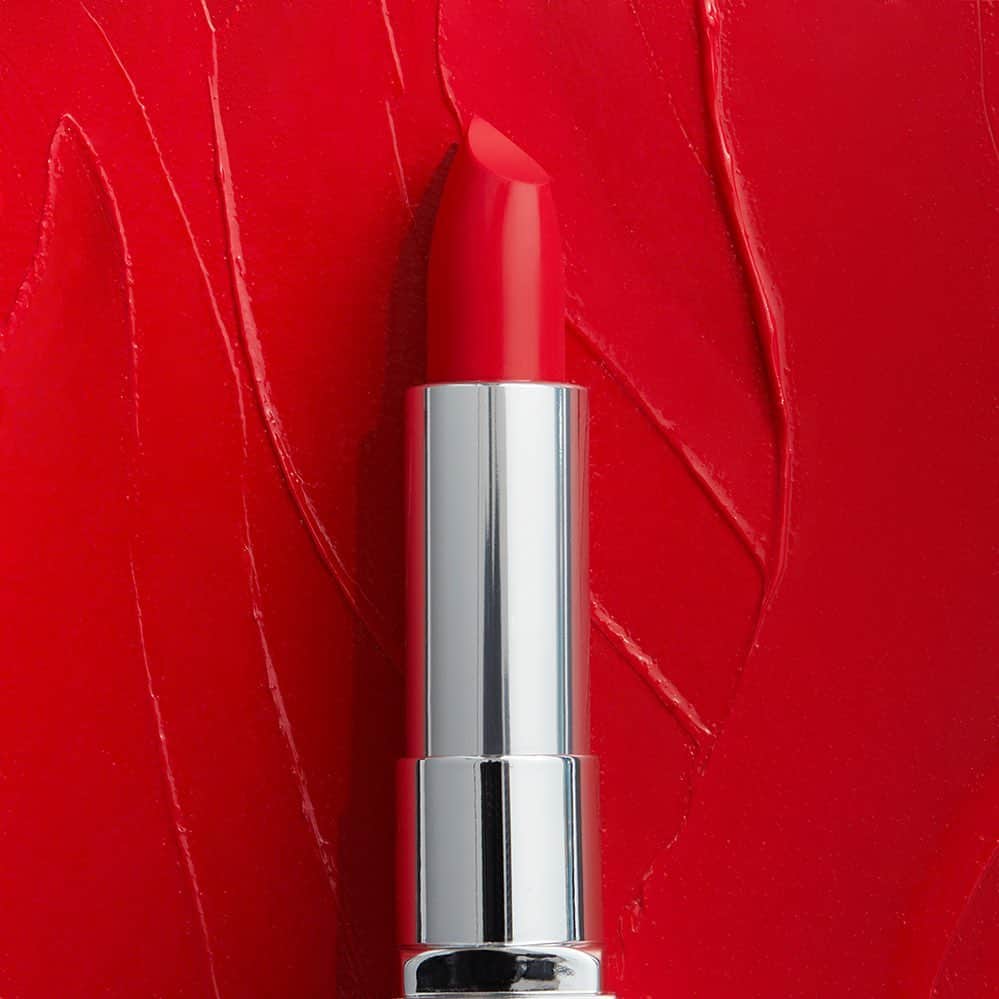 Maybelline New Yorkさんのインスタグラム写真 - (Maybelline New YorkInstagram)「When was the last time you wore a red lip?🤔 Comment below!⬇️ We love this shade ‘Hot Chase’ from our #colorsensational line for a pop of color!」7月3日 21時45分 - maybelline