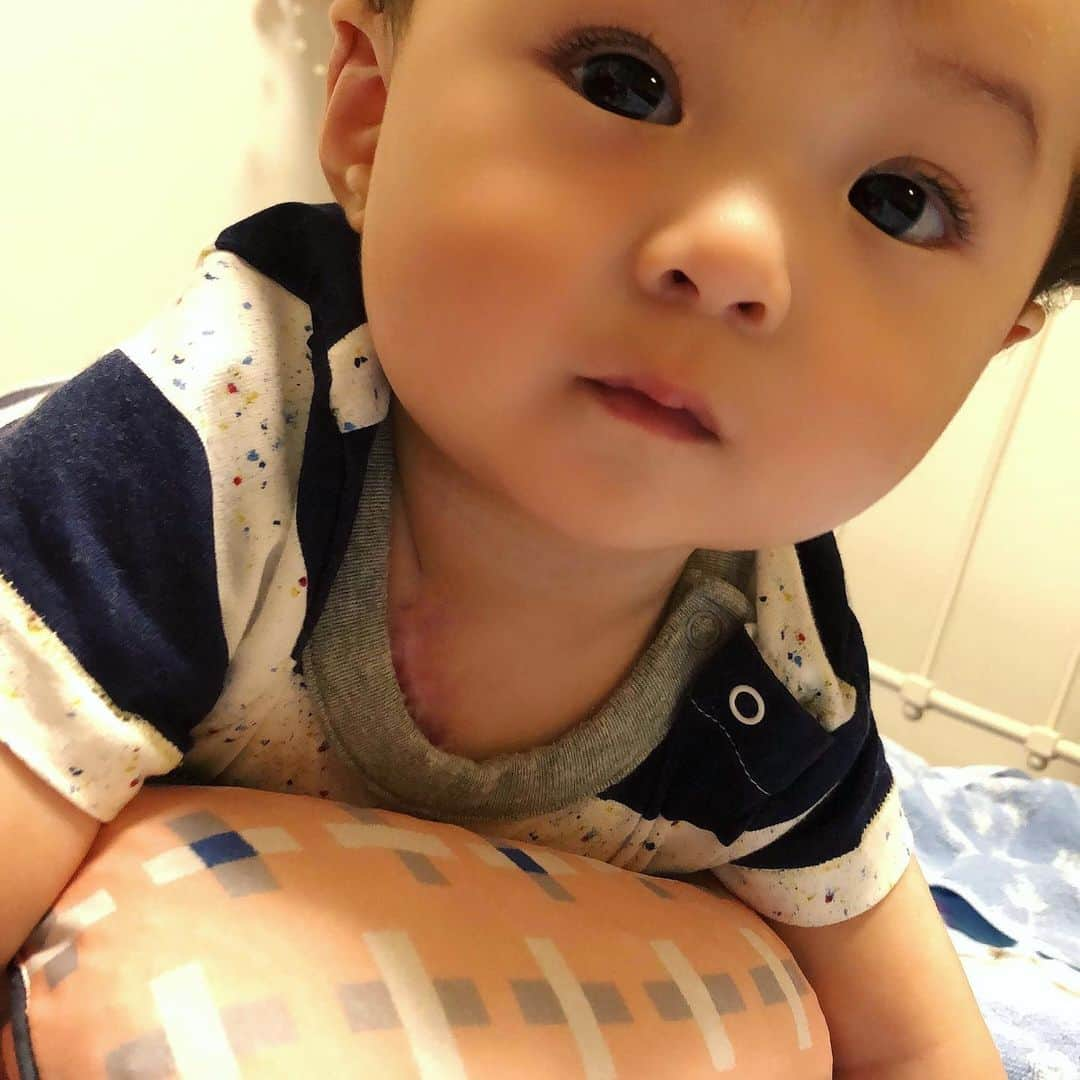 世手子さんのインスタグラム写真 - (世手子Instagram)「My son is aiming for my butt( 人 ) ﾟдﾟ)♡⃛ೄ Relax with beauty time with soft cushions.｡ﾟ+.(･∀･)ﾟ+.ﾟ Have a good family time( *ˆ꒳ˆ)( ˙꒳˙)(˙®˙)(´꒳`♥︎) https://www.hagimonoya.com @hagimonoya_official  #はぎもの舎 #hagimonoya #マルチピロー で #リラックスタイム (●´ω`●) 我が子は #生後7ヶ月 にして激しく動くのでバタバタだけどww #ソフティル 気持ちよく #リラックス (•ө•)♡ 今日はベビーに #お尻狙われた www #drwu #ドクターウー @drwu_skincare.japan  https://drwu.jp/ の美容液で #スキンケア も楽しんだ° ✧ (*´ `*) ✧ ° 6/17に #有明ガーデン はぎもの舎3号店有明ガーデンがオープンしたよ✧(  ु•⌄• )◞◟( •⌄• ू )✧ コロナ落ち着いたら行きたいなー⁽⁽ ◟(灬 ˊωˋ 灬)◞ ⁾⁾ 素敵な週末をお過ごしください(*´▽｀)ﾉﾉ #follop @follop.jp  #まるごとにっぽん #theoutletshiroshima  #生後7ヶ月男の子 #生後7ヶ月ベビー #7months #7monthsold #7monthsbaby  #枕 #ピロー  #リラックスコーデ #リラックスグッズ  #リラックス効果 #リラックスしたい  #リラックスモード #リラックス空間  #sponsored  #pr」7月3日 21時47分 - rojide