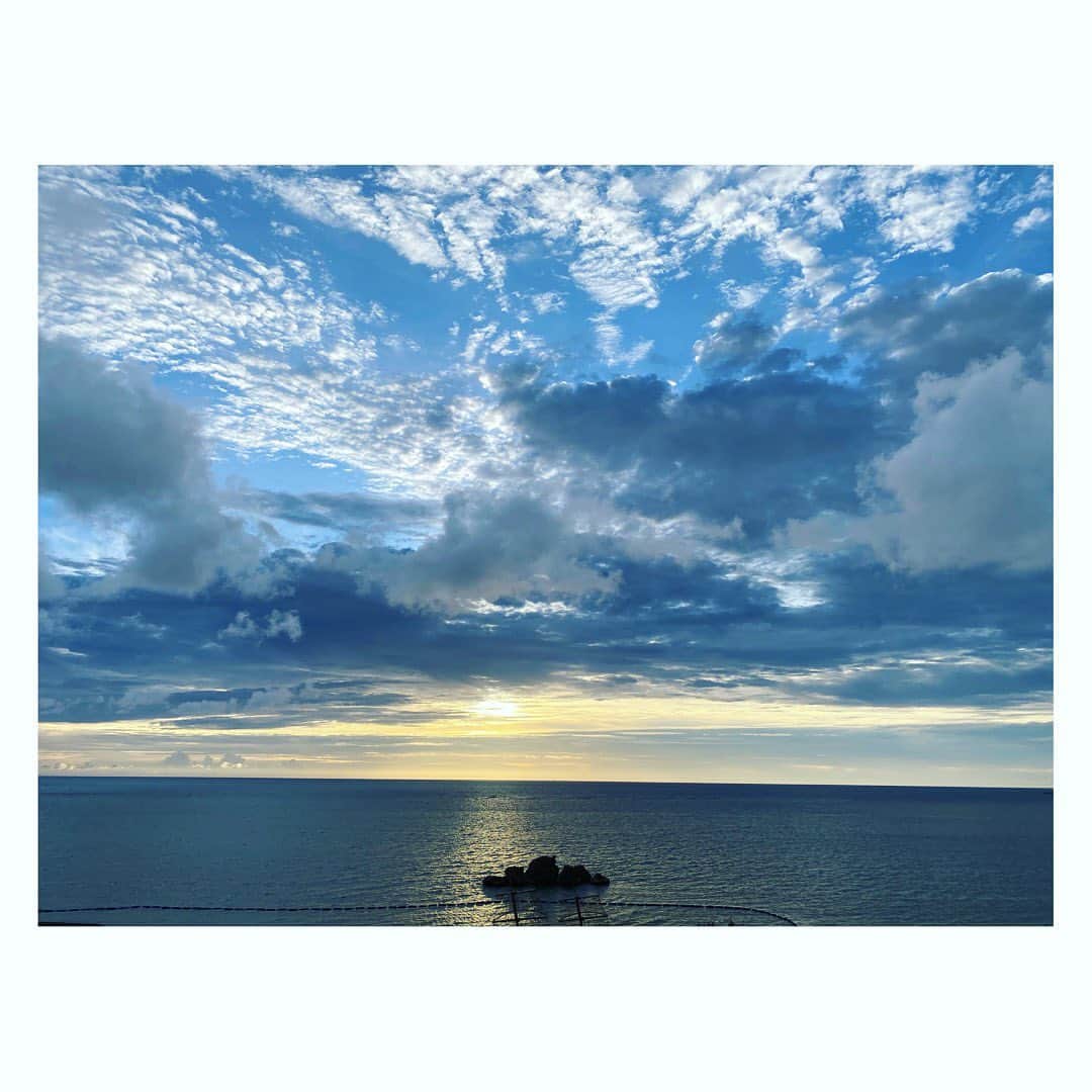 廣瀬規子のインスタグラム：「ただただ、この景色が見たくて。 ・ この夕焼けを眺めて、 好きな曲聴きながら ロゼワイン飲んで、 お嬢と小踊りして、、。 ・ 私にとって、とても、とても 贅沢な時間です。 ・ 今日はゆっくり休みました。 1日の殆どを寝て過ごした日w ・ ラルちゃんの最期の辺りから、 なかなか深く眠れなくって、 流石にちょっと参ってました。 やっぱり睡眠、そして、 心からの休息は大切ですね。 ・ お昼寝して、目が覚めたら じんわり汗をかいていて、 あ、私、ちゃんと寝れた〜。て。 ・ その後にこの景色と来たからもう。 ・ 全ての出逢い、全ての出来事に、感謝しかないなって。 ・ そんな沖縄2日目、、でした🙈 ・ ・ #沖縄 #夕焼け #sunset #ひとりぶつぶつ #呟きおばさん #いやあかん #確かに年齢的にも肉体的にも #おばさん #だがしかし #おばさんと言ってしまったらねぇ #なんとなく花粉症みたいな症状ですが違うんです #そんな感じで行きたい #だから #とりあえずおばさんと自分で言うのはやめとこw #呟きマミィ #どお？w #往生際が悪いとは私のこと #とにかく夕焼けが大好きです」