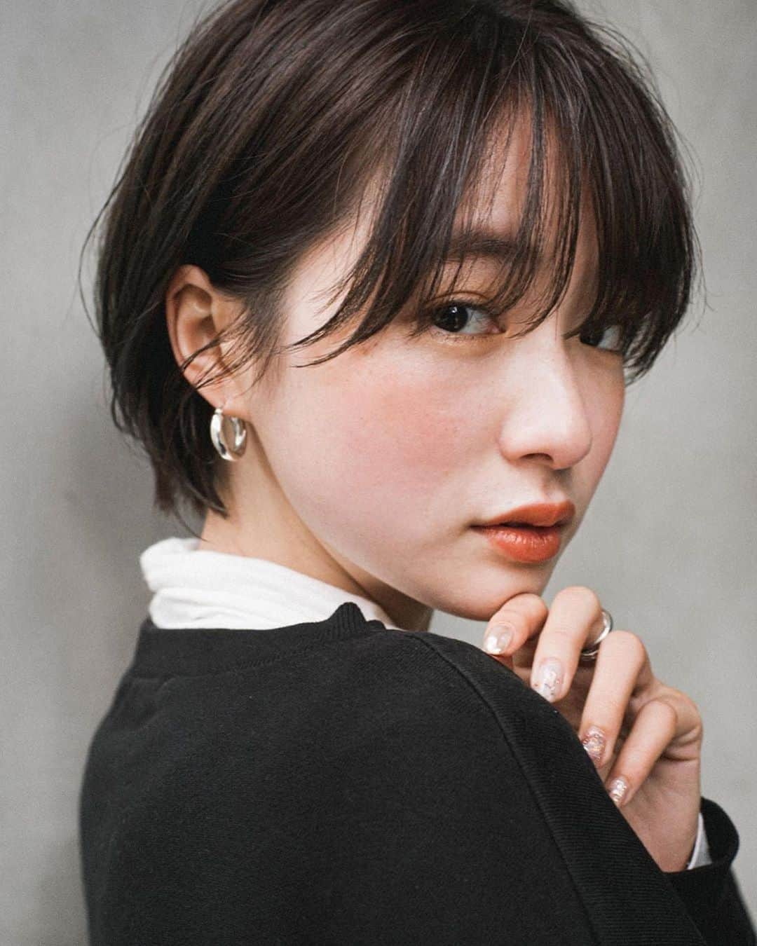 LALA公式さんのインスタグラム写真 - (LALA公式Instagram)「ショートヘアカタログ＊﻿ ﻿ -素敵なヘアスタイルをRepostでご紹介させて頂いてます。写真はご本人様に【掲載許諾】をとっております-﻿ ﻿ @yuhei.chiba さんありがとうございました。﻿ ﻿ ——————————————————﻿ ﻿  LALA webサイト→「ヘアカタログララ」 で検索✨﻿ ﻿ LALAは、全国の厳選美容師だけを掲載するヘアカタログメディアです。﻿ ﻿ 技術、センス、サービスにこだわるプロフェッショナルが、毎日のサロンワークでお客様に提案するリアルなヘアスタイルを掲載しています。﻿ ﻿ あなたの魅力を引き出す運命の美容師をみつけてください。 ﻿  ﻿ ﻿ —————————————————— ﻿ ﻿ ▶︎掲載をお考えのサロン様、スタイリスト様へ LALAサイト内、一番下にある「掲載をお考えの方へ」からお問い合わせください。﻿ ﻿ ▶︎インスタ内でヘアスタイルの紹介をご希望される方へ﻿ @lala__hair をフォロー&タグ付けください📌厳選して紹介させて頂きます。﻿ ﻿ ﻿ ——————————————————﻿ ﻿ ﻿ ﻿ #マッシュショート #ショートヘア #ショート #マニッシュショート #ショートカット #ショートボブ #ショートヘアアレンジ #ショートヘアー #ショートレイヤー #ボブ #マッシュ #マッシュヘア #ミニボ #ボブヘア #ショートカット女子#ハンサムショート #ハンサムショート女子 #マッシュボブ #マッシュ女子 #髮型屋 #髮型設計 #发型 #造型 #短髮 #日系髮型 #女生髮型 #女生短髮 #短髮造型 #短髮女孩 #日系短髮」7月3日 21時49分 - lala__hair