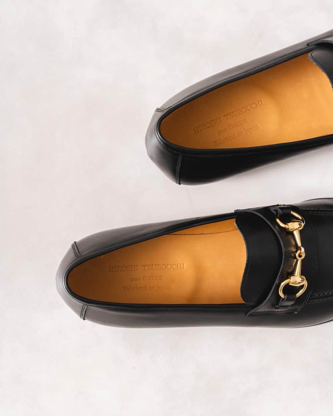 EDIFICEさんのインスタグラム写真 - (EDIFICEInstagram)「【HIROSHI TSUBOUCHI - Exclusive model - 】﻿ ﻿ 定番の別注シリーズから表革にしたスリッポンが登場！﻿ ﻿ 普段のバックスキンとは、また趣の異なる高級感のある輝きが全体を引き締め、ラグジュアリー感のあるビットデザインと、歩くたびに揺れるタッセルがアクセントに。﻿ ﻿ 上品に履きやすい革靴をコンセプトにデザインされているので、凛とした雰囲気をお楽しみいただける一足となっています。﻿ ﻿ ﻿ ﻿ 【HIROSHI TSUBOUCHI / ヒロシツボウチ】﻿ 坪内浩氏が2008年に創立した日本のシューズブランド。靴の企画、デザイン、バイイングまで手掛け、トラッドなデザインをベースにしながらも現代的で遊び心のあるシューズが特徴。日本生産への拘りと、堅牢なグッドイヤーウェルト製法やカジュアルなステッチダウン製法、セメンテッド製法を使い分け、上質なシューズを展開しています。﻿ ﻿ ﻿ ﻿ Shoes : 【HIROSHI TSUBOUCHI EX】¥23,500+tax﻿ No : 20093310008430、20093310008330﻿ ﻿ ﻿ ﻿ ﻿ ﻿ ﻿ ﻿ ﻿ ﻿ ﻿ ﻿ ﻿ ﻿ #edifice #hiroshitsubouchi #exclusive #tassel #bitloafers # #leatherslipon #leathershoes #shoefashion #dressshoes #kickstagram #shoeslovers #shoesaholic #shoesaddicted #mensfashion #menswear #mensstyle #menwithclass #menwithstyle #dapper #dapperman #dapperstyle #エディフィス #エディフィス別注 #ヒロシツボウチ #スリッポン #ビットローファー #タッセルスリッポン」7月3日 21時50分 - edifice.jp
