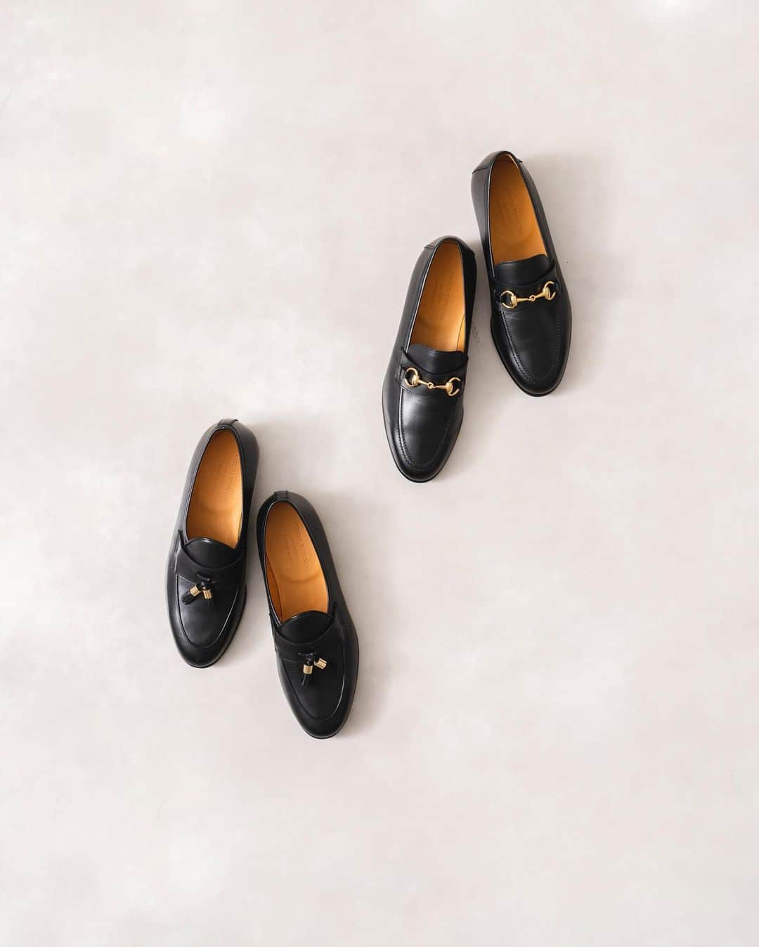 EDIFICEさんのインスタグラム写真 - (EDIFICEInstagram)「【HIROSHI TSUBOUCHI - Exclusive model - 】﻿ ﻿ 定番の別注シリーズから表革にしたスリッポンが登場！﻿ ﻿ 普段のバックスキンとは、また趣の異なる高級感のある輝きが全体を引き締め、ラグジュアリー感のあるビットデザインと、歩くたびに揺れるタッセルがアクセントに。﻿ ﻿ 上品に履きやすい革靴をコンセプトにデザインされているので、凛とした雰囲気をお楽しみいただける一足となっています。﻿ ﻿ ﻿ ﻿ 【HIROSHI TSUBOUCHI / ヒロシツボウチ】﻿ 坪内浩氏が2008年に創立した日本のシューズブランド。靴の企画、デザイン、バイイングまで手掛け、トラッドなデザインをベースにしながらも現代的で遊び心のあるシューズが特徴。日本生産への拘りと、堅牢なグッドイヤーウェルト製法やカジュアルなステッチダウン製法、セメンテッド製法を使い分け、上質なシューズを展開しています。﻿ ﻿ ﻿ ﻿ Shoes : 【HIROSHI TSUBOUCHI EX】¥23,500+tax﻿ No : 20093310008430、20093310008330﻿ ﻿ ﻿ ﻿ ﻿ ﻿ ﻿ ﻿ ﻿ ﻿ ﻿ ﻿ ﻿ ﻿ #edifice #hiroshitsubouchi #exclusive #tassel #bitloafers # #leatherslipon #leathershoes #shoefashion #dressshoes #kickstagram #shoeslovers #shoesaholic #shoesaddicted #mensfashion #menswear #mensstyle #menwithclass #menwithstyle #dapper #dapperman #dapperstyle #エディフィス #エディフィス別注 #ヒロシツボウチ #スリッポン #ビットローファー #タッセルスリッポン」7月3日 21時50分 - edifice.jp