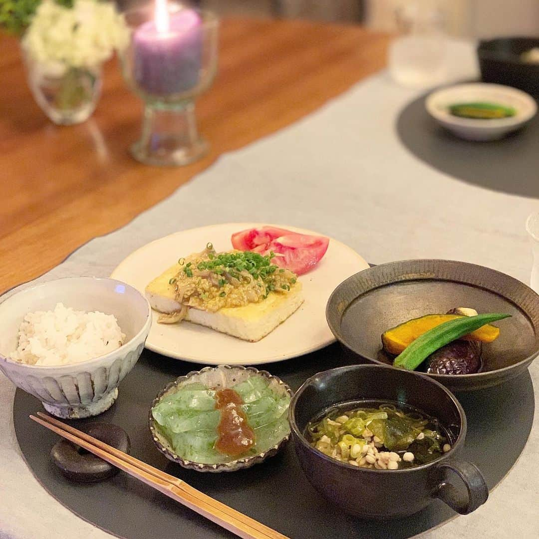 松見早枝子さんのインスタグラム写真 - (松見早枝子Instagram)「今夜のメインは#豆腐ステーキ 🥢 舞茸ともちきびのあんかけです☺️ ・ 小鍋に洗ったもちきび裂いた舞茸、水を入れて煮立ったら3分ほど煮て、オイスターソースとしょうゆを加えてさらに2分ほど煮るだけ。そのまま少しおけば見事なとろみがつきます😉👌 ・ 昔ダイエットをしている時、何度このメニューを作ったかなぁ😚 ・ スープは、鶏ひき肉とはと麦の#わかめスープ 🥄 ・ #はと麦 は、むくみ解消や#デトックス 、#美肌 に欠かせない#雑穀 🌾 ・ 味、香り共に一番好きな雑穀です💛 ・ ゆでる前に3時間ほど浸水する必要があるので、一袋まとめてゆでて、小分け冷凍しておくととっても便利👌 ・ ゆで方は、はと麦をざるに入れて洗い、鍋に入れてかぶるくらいの水を注ぎ、3時間ほど浸水。 ⬇︎ そのまま中火にかけて煮立ってから時々アクを取りながら20分ほど茹でればできあがり❗️ ・ ざるに上げて水気をきり、小分け冷凍しておきます。 ・ あると、サラダにスープに大活躍しますよー👍✨ ・ あとは、なすとかぼちゃ、オクラの#揚げ浸し に、常備菜に近い#刺身こんにゃく 。 ・ 私は緊急事態宣言中、毎日息子とウォーキングしていたのが、パタリとしなくなり逆に緩んできたので、雑穀パワーで少しばかり絞りたいと思います💪 ・ ・ #夜ごはん #雑穀メニュー #雑穀のある暮らし #雑穀のおかず #ダイエットメニュー #粮理家 #ウェルネスフードスタイリスト #松見早枝子 #healthydinner #japanesedinner #millet #tofusteak #milletsauce #wellnessfoodstylist #saekomatsumi」7月3日 21時50分 - saekomatsumi