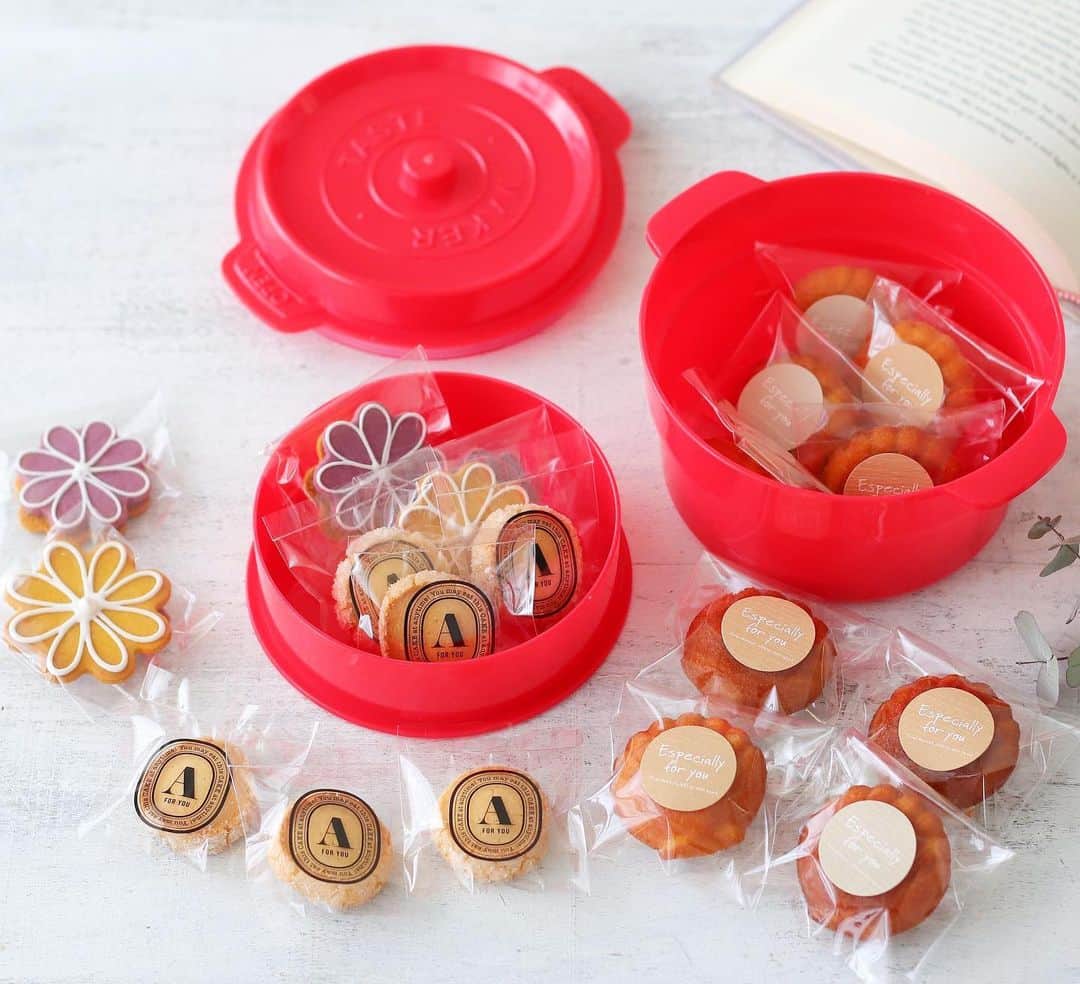あいりおーさんのインスタグラム写真 - (あいりおーInstagram)「小さな焼き菓子をかわいいお弁当箱に詰め合わせました٩(๑´3｀๑)۶. . このままプレゼントしてもかわいいし、お弁当箱としてはもちろん可愛い(2枚目). . この真っ赤な２段弁当箱をcottaさん　@cotta_corecle  のお買い物プレゼントでもらえます。. . 税抜き6000円以上お買い物して一緒にカートに入れるともらえます(๑˃̵ᴗ˂̵)و. . ぜひチェックしてみてくださいね٩(๑❛ᴗ❛๑)۶ . . . . #マドレーヌ#焼き菓子 #あいりおースイーツ#マカロニメイト#松永製作所 #instagramjapan #kurashiru #kurashirufood #デリスタグラマー#キナリノ#おうちごはん#フーディーテーブル #製菓材料ならコッタ #コッタ #instagramjapan #igersjp #Instagram #delistagramme #レシピもコッタ #お菓子作りならコッタ」7月3日 22時02分 - airio830
