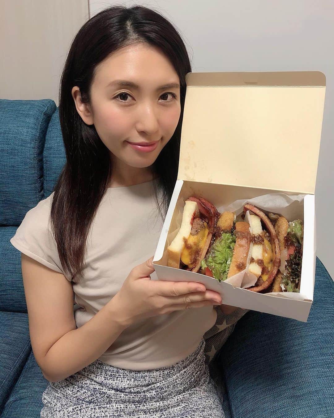 mimiさんのインスタグラム写真 - (mimiInstagram)「見てみて❣️ このスーパーボリュームサンド🥰 meat & cheese ARK 2nd @ark.2nd  でテイクアウトできる ARK特製トリプルチーズミートサンド🥪 サンドイッチの中身は…♡ チキンカツ、ベーコン、ハンバーグ、たまご、れたふ、トマト 、チェダーチーズ、ミックスチーズ💕 ベーコンは分厚いのに二つも入ってるの😆具沢山すぎる😂❤️ ボックスに敷き詰められたサンドイッチは二つ☺️ 夕食に一つ食べたのだけど 一つでお腹いっぱいになる大きさだよ🥰 これからまたおうち時間が増えそうだから こんなサンドイッチがお家で食べれるの嬉しい☺️💕 ・ #Ark Lounge #新宿サンド #arkタワーサンド #チーズ #チーズ専門店 #チーズたっぷり #新宿グルメ #新宿ディナー #pr #コラボベース #mimiディナー #テイクアウト #テイクアウトグルメ #ボリュームサンドイッチ #おうち時間 #おうちで食べよう」7月3日 21時57分 - chan.mi3