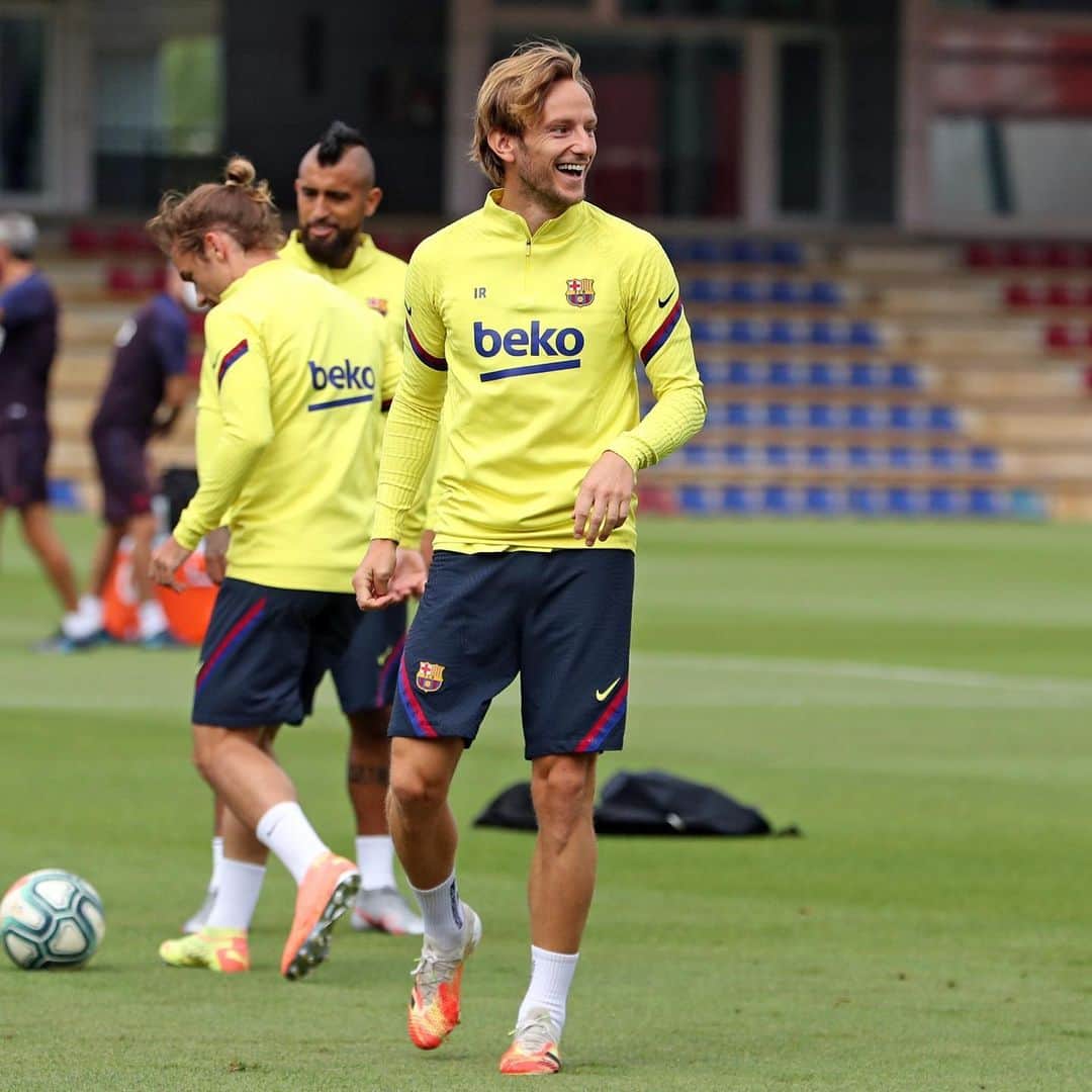 イヴァン・ラキティッチのインスタグラム：「Have a good day😃💪 #ivanrakitic #fcbarcelona #laliga #hapiness」