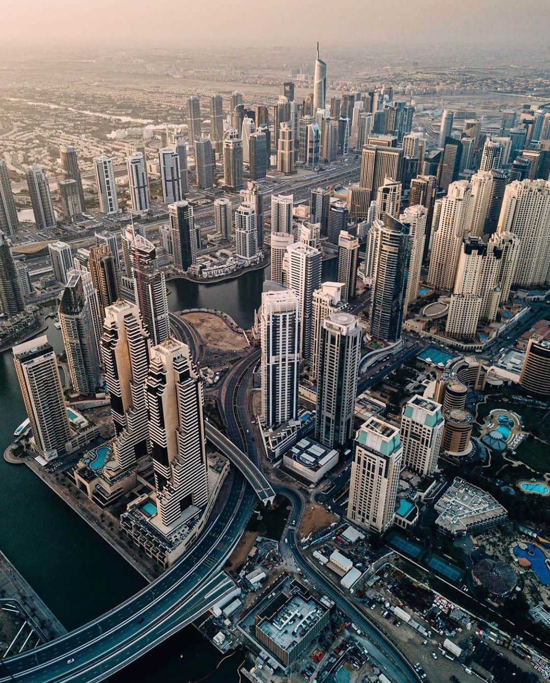 のインスタグラム：「#Dubai Marina 📷:@bemorephotos」
