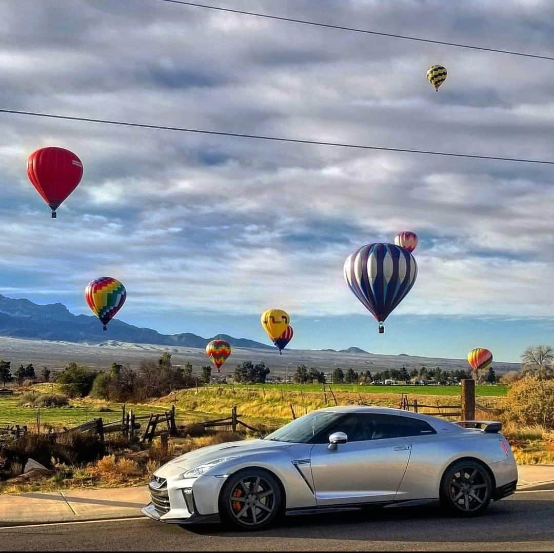 Nissanさんのインスタグラム写真 - (NissanInstagram)「Anyone down for a road trip? Views of mountain peaks and floating hot air balloons might just get you to stop and stay awhile. #GTR #Nissan 📷 @apexzilla」7月3日 22時00分 - nissan