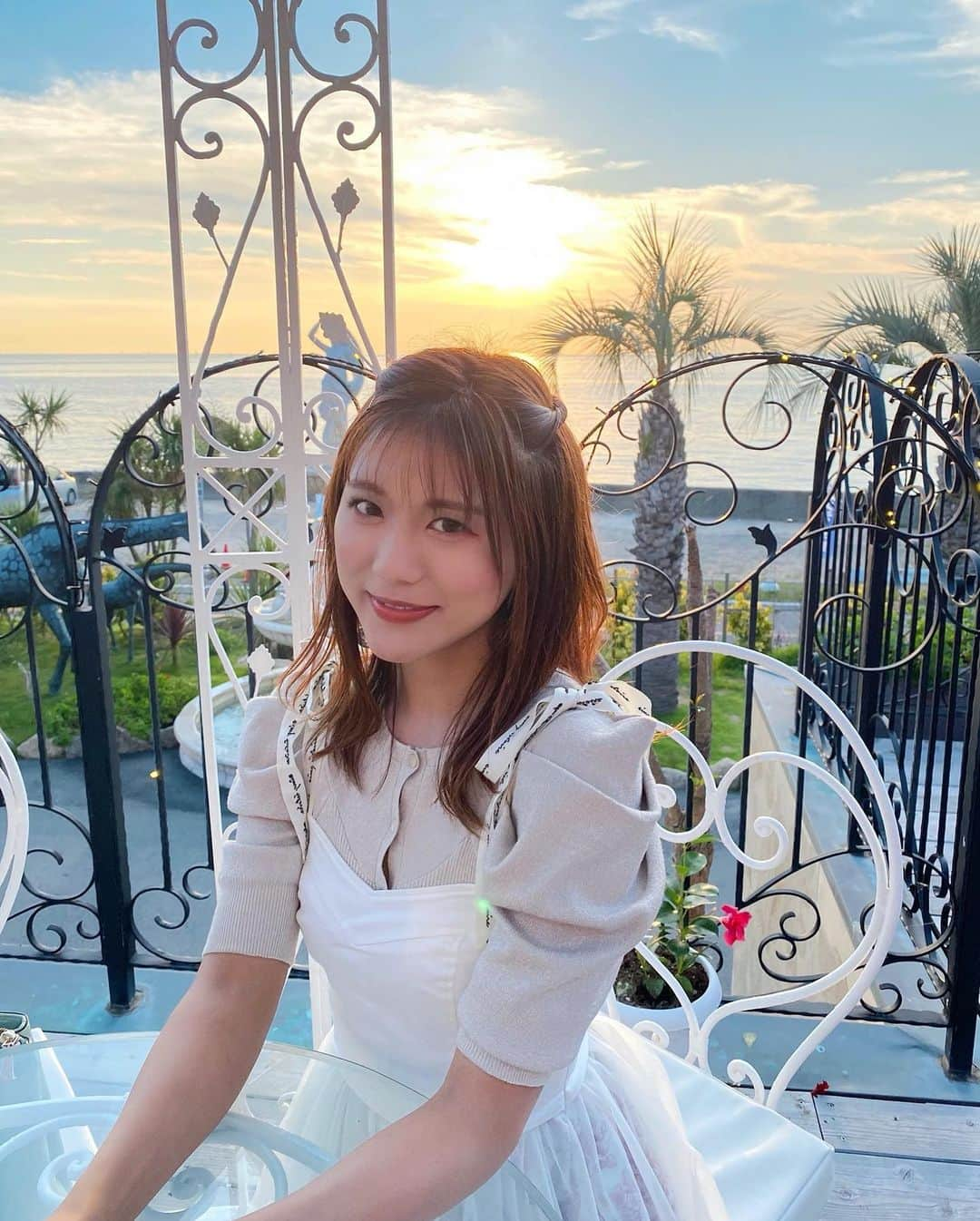 海江田麻貴さんのインスタグラム写真 - (海江田麻貴Instagram)「ㅤㅤㅤ  ㅤㅤㅤ 今週もお疲れさまでした🦋 1日24時間じゃ足りない、🤣🐣  ㅤㅤㅤ  ㅤㅤㅤ なんかずーーーーっと急いでる気がする、、🤣🏃‍♀️💨 パンクせんように、、7月も一つひとつ大切に丁寧に 頑張るぞーー！！🎋✊💫  ㅤㅤㅤ  (投稿すると画質めちゃくちゃ落ちるの そろそろヤメテ、、、なんでなん😂😭💦)ㅤㅤㅤ  ㅤㅤㅤ  #viewofthesea #oceanview #awaji #awajishima #淡路島 #淡路島レストラン #淡路島グルメ #淡路島旅行 #淡路島ランチ #japanesegirl #夕陽 #夕陽が綺麗 #sunset #eimyistoire #snidel #エイミーイストワール #スナイデル #ねじりヘア #ミディアムヘアアレンジ #ミディアムヘア #ゆる巻き #elegantstyle #elegant #上品コーデ #上品スタイル #リボン #リボンアレンジ #ハーフアップアレンジ #オーシャンテラス」7月3日 22時00分 - _makiii0924_