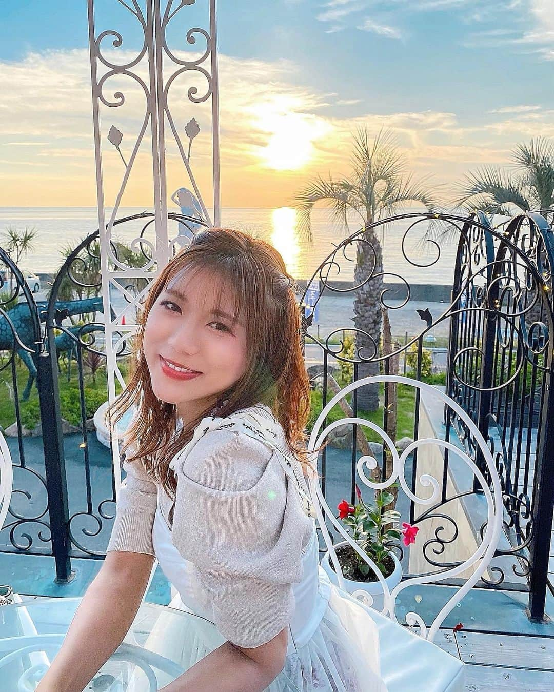 海江田麻貴さんのインスタグラム写真 - (海江田麻貴Instagram)「ㅤㅤㅤ  ㅤㅤㅤ 今週もお疲れさまでした🦋 1日24時間じゃ足りない、🤣🐣  ㅤㅤㅤ  ㅤㅤㅤ なんかずーーーーっと急いでる気がする、、🤣🏃‍♀️💨 パンクせんように、、7月も一つひとつ大切に丁寧に 頑張るぞーー！！🎋✊💫  ㅤㅤㅤ  (投稿すると画質めちゃくちゃ落ちるの そろそろヤメテ、、、なんでなん😂😭💦)ㅤㅤㅤ  ㅤㅤㅤ  #viewofthesea #oceanview #awaji #awajishima #淡路島 #淡路島レストラン #淡路島グルメ #淡路島旅行 #淡路島ランチ #japanesegirl #夕陽 #夕陽が綺麗 #sunset #eimyistoire #snidel #エイミーイストワール #スナイデル #ねじりヘア #ミディアムヘアアレンジ #ミディアムヘア #ゆる巻き #elegantstyle #elegant #上品コーデ #上品スタイル #リボン #リボンアレンジ #ハーフアップアレンジ #オーシャンテラス」7月3日 22時00分 - _makiii0924_