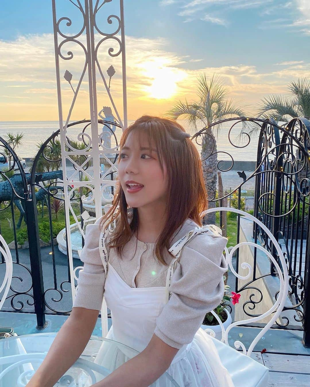 海江田麻貴さんのインスタグラム写真 - (海江田麻貴Instagram)「ㅤㅤㅤ  ㅤㅤㅤ 今週もお疲れさまでした🦋 1日24時間じゃ足りない、🤣🐣  ㅤㅤㅤ  ㅤㅤㅤ なんかずーーーーっと急いでる気がする、、🤣🏃‍♀️💨 パンクせんように、、7月も一つひとつ大切に丁寧に 頑張るぞーー！！🎋✊💫  ㅤㅤㅤ  (投稿すると画質めちゃくちゃ落ちるの そろそろヤメテ、、、なんでなん😂😭💦)ㅤㅤㅤ  ㅤㅤㅤ  #viewofthesea #oceanview #awaji #awajishima #淡路島 #淡路島レストラン #淡路島グルメ #淡路島旅行 #淡路島ランチ #japanesegirl #夕陽 #夕陽が綺麗 #sunset #eimyistoire #snidel #エイミーイストワール #スナイデル #ねじりヘア #ミディアムヘアアレンジ #ミディアムヘア #ゆる巻き #elegantstyle #elegant #上品コーデ #上品スタイル #リボン #リボンアレンジ #ハーフアップアレンジ #オーシャンテラス」7月3日 22時00分 - _makiii0924_