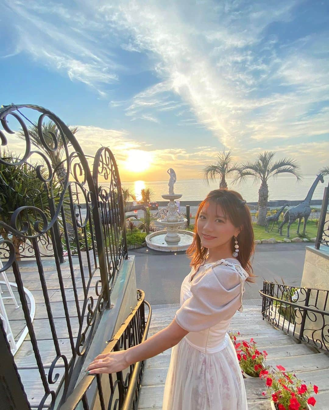 海江田麻貴さんのインスタグラム写真 - (海江田麻貴Instagram)「ㅤㅤㅤ  ㅤㅤㅤ 今週もお疲れさまでした🦋 1日24時間じゃ足りない、🤣🐣  ㅤㅤㅤ  ㅤㅤㅤ なんかずーーーーっと急いでる気がする、、🤣🏃‍♀️💨 パンクせんように、、7月も一つひとつ大切に丁寧に 頑張るぞーー！！🎋✊💫  ㅤㅤㅤ  (投稿すると画質めちゃくちゃ落ちるの そろそろヤメテ、、、なんでなん😂😭💦)ㅤㅤㅤ  ㅤㅤㅤ  #viewofthesea #oceanview #awaji #awajishima #淡路島 #淡路島レストラン #淡路島グルメ #淡路島旅行 #淡路島ランチ #japanesegirl #夕陽 #夕陽が綺麗 #sunset #eimyistoire #snidel #エイミーイストワール #スナイデル #ねじりヘア #ミディアムヘアアレンジ #ミディアムヘア #ゆる巻き #elegantstyle #elegant #上品コーデ #上品スタイル #リボン #リボンアレンジ #ハーフアップアレンジ #オーシャンテラス」7月3日 22時00分 - _makiii0924_