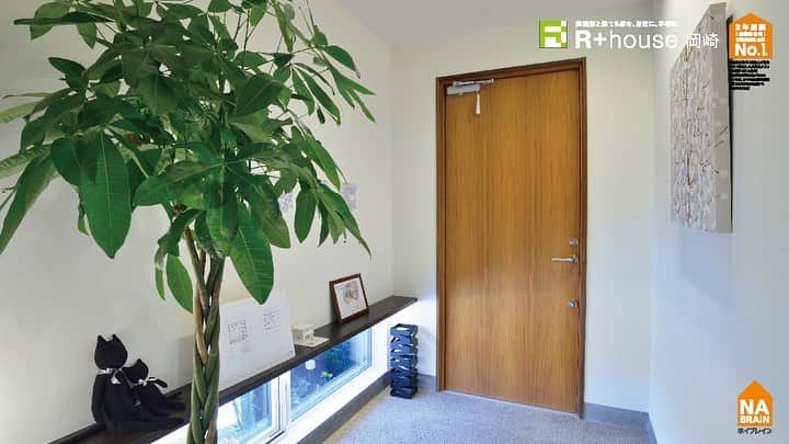 株式会社ネイブレインさんのインスタグラム写真 - (株式会社ネイブレインInstagram)「R+house 岡崎 アトリエ建築家と建てる家 ・ 「おしゃれなグレー×木目のしかくいおうち」 ・ ・ ・ #家づくりアイデア #アールプラスハウス岡崎 #しかくいおうち #グレーのおうち #木のおうち #おしゃれなおうち #外観デザイン #サイディング #木目 #グレーが好き #個性的な家 ・ ・ ✏️土日祝日はモデルハウスオープン！ ふらっとお気軽にお立ち寄りください🙆‍♀️ モデルハウス:セダイエシエロ 住所:岡崎市東大友町63-1 日時:土日祝日10時〜18時 駐車場:敷地内にあります 備考:平日をご希望の方はご連絡ください 備考:新型コロナウイルス対策しています - - - - - - - - - - - - - - - - - - - - - - - - -﻿ \\ 🏠づくり初心者さんへ🔰イベント //﻿ ┗（ @nabrain ）トップのURL 　イベント情報から予約！﻿ ┗#オンラインセミナー 開催しています📱🖥 - - - - - - - - - - - - - - - - - - - - - - - - - ﻿ ﻿・ #ネイブレイン#nabrain#愛知#岡崎#注文住宅#工務店#マイホーム記録 マイホーム#マイホーム計画#マイホームアカウント#家づくり#家づくりポイント#家づくり初心者#家づくりはじめました#家づくり記録#おしゃれな家に住みたい#おしゃれな暮らし#暮らしの提案#スキマの少ない家 ・ 本写真画像は全国各地のR+houseネットワーク加盟工務店が施工した物件を撮影したものを同ネットワーク全体の広告宣伝のために使用しているものであり、当該物件が特定の工務店等の施工物件であることを 保証するものではありません。」7月3日 22時06分 - nabrain