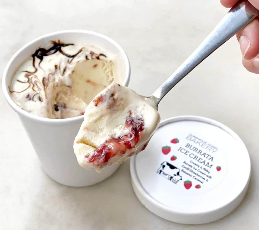 DOMINIQUE ANSEL BAKERYさんのインスタグラム写真 - (DOMINIQUE ANSEL BAKERYInstagram)「Soho! We’ll be OPEN tomorrow from 8AM-8PM for the 4th of July. And we’re starting the weekend off with something new: our Burrata Ice Cream To-Go. Creamy milky burrata ice cream with sweet summer confit strawberries and a drizzle of balsamic caramel throughout. Now at the Bakery in Soho to-go and for delivery on Caviar + DoorDash.  Happy weekend, everyone! 😎🍦🍓」7月3日 22時11分 - dominiqueansel