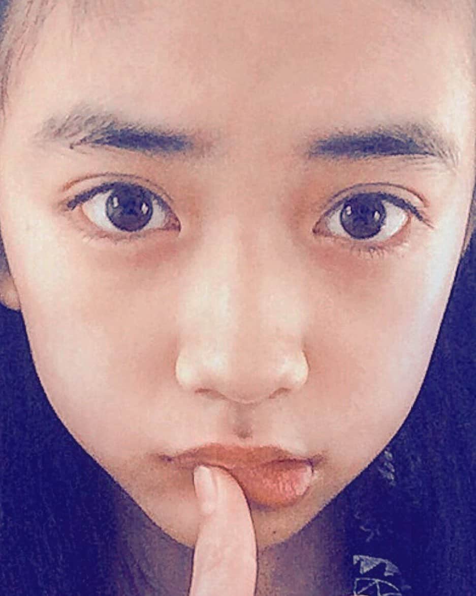 石井萌々果のインスタグラム：「母が今日急に送ってきた小学校6年生の時の自撮り🤳✨ガラケーで撮ってるから画質悪いなぁ😅それよりなによりドアップすぎない？！笑」