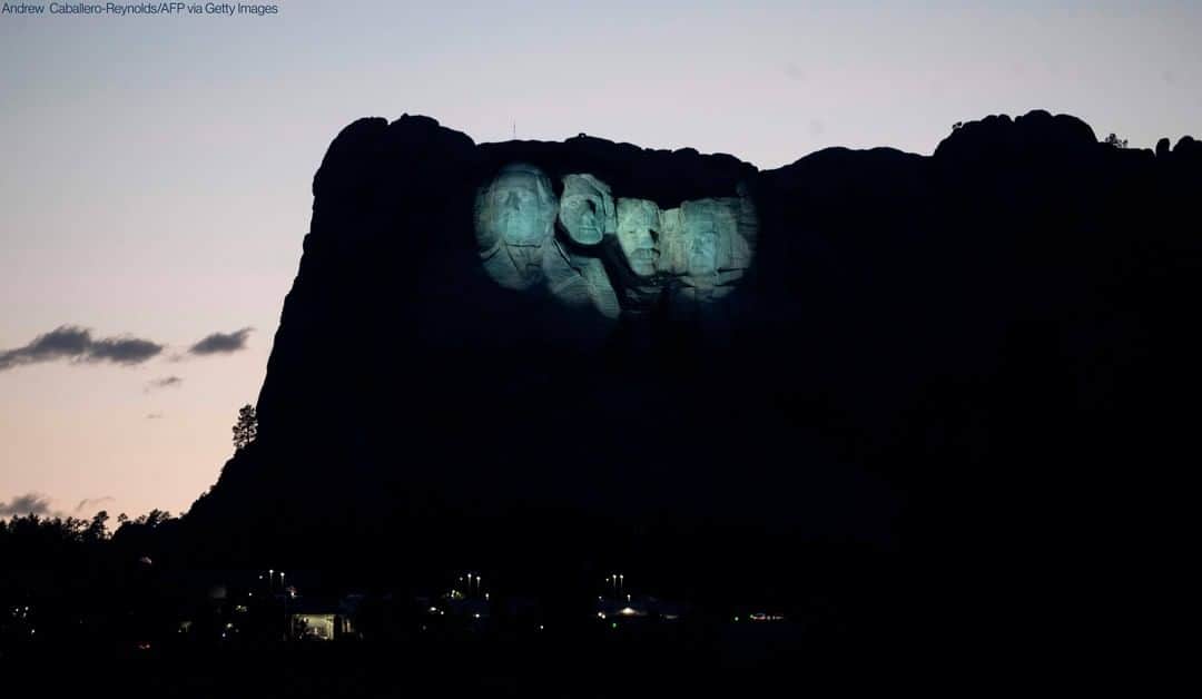 ABC Newsさんのインスタグラム写真 - (ABC NewsInstagram)「The Mount Rushmore National Monument is seen at night and through an arch at the visitors center in Keystone, South Dakota. Pres. Trump will visit the monument and watch the first fireworks display at the monument in nearly a decade. #mountrushmore #july4th #southdakota」7月3日 22時19分 - abcnews