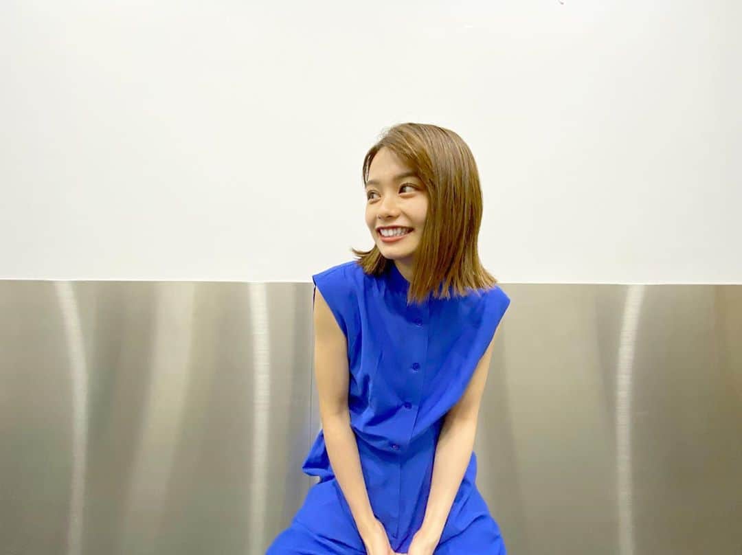 足立佳奈のインスタグラム：「通りすがりのおじさんに ブルーエンジェルといわれたよ。 うれしかったっ👼🏻 #あだちふく」
