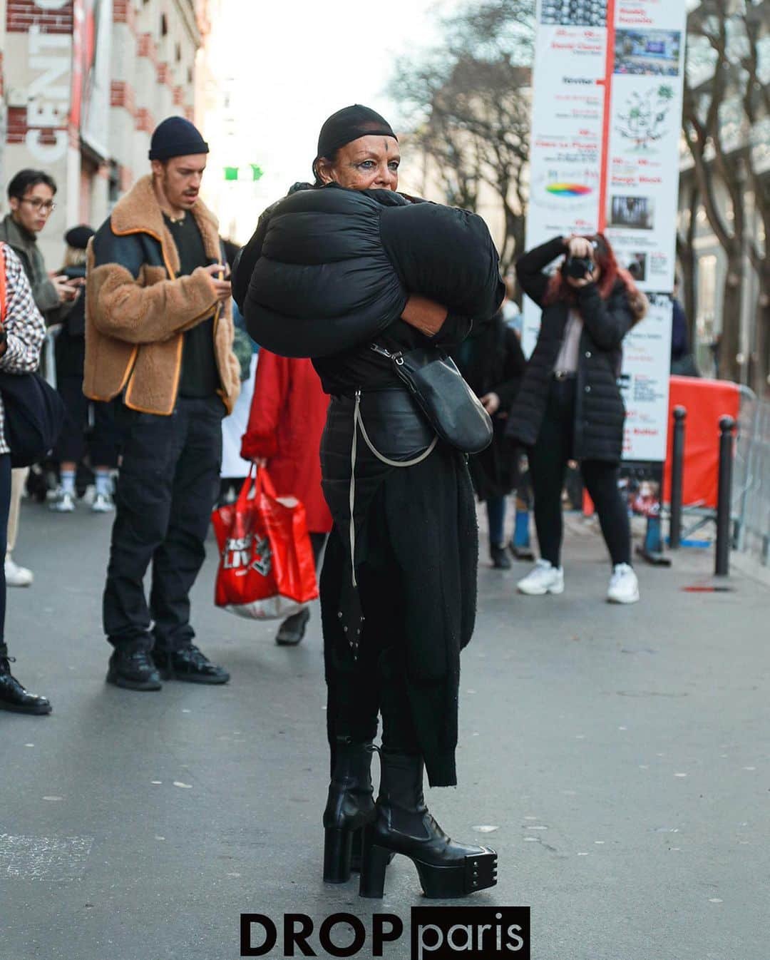 Droptokyoさんのインスタグラム写真 - (DroptokyoInstagram)「PARIS STREET STYLES #🇫🇷@drop_paris #streetstyle#droptokyo#paris#france#streetscene#streetfashion#streetwear#streetculture#tokyofashion#japanfashion#fashion#parisfashionweek#パリ#parisstreetstyle#parisfashion#pfw#2020aw#ストリートファッション Photography: @keimons @dai.yamashiro」7月3日 22時17分 - drop_tokyo