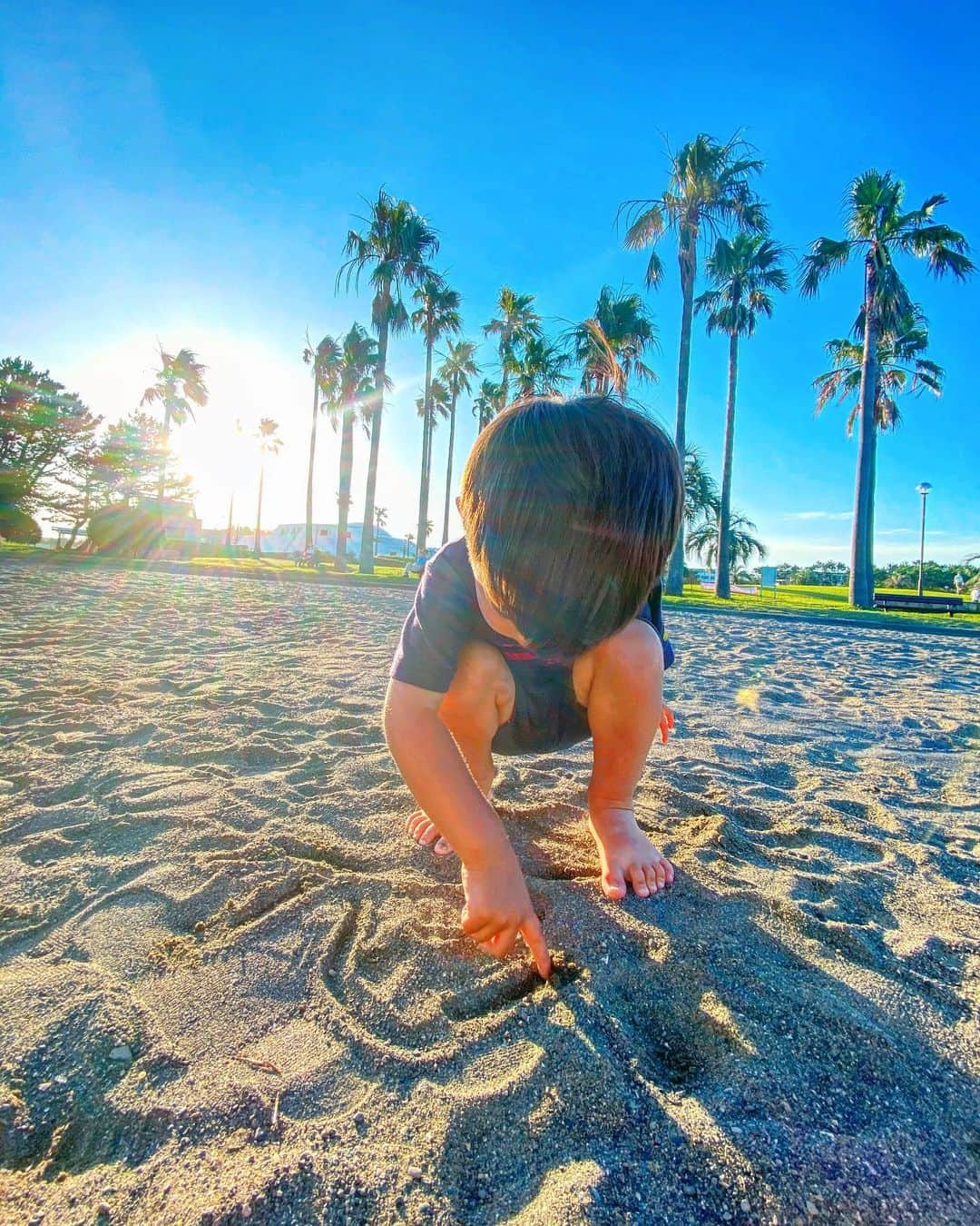 齋藤美波さんのインスタグラム写真 - (齋藤美波Instagram)「🌴🇺🇸🐚 夕方遊び。 ・ この梅雨時期貴重な快晴の日。 今日の天気絶対海気持ちいいだろうなぁ って窓の外見ながら仕事してて（笑） 終わったら海行こ。って決めてた！ ・ が、行ったはいいけど風強し。笑 Uターンし海浜公園へ、変更🔄 やっぱり夕方のこの時間最高でした🌴 やっぱヤシの木は癒し効果大だね😭✨ ・ 子供達も思いっきり走って遊び倒したな🤩 ・ 今年はジャンボプールやらないし 真夏はなかなかこれないなぁ ここでやる盆祭りが好きだったのに 今年は我慢だ、、、🥺🙌🏾 ・ 仕事終わりだったけど 子供達のあの笑顔とヤシの木サンセットの コラボ見れればもう心は満足♥️♥️♥️ 少しの時間でチャージできた✨ また次の日から頑張れる！！ ・ この日思ったこと。 ・ 車の免許取って本当によかった！ 海が近くてよかった！ #束の間のストレス発散 #太陽チャージー ・ #梅雨#初夏#仕事終わり#夕方遊び#サンセット#辻堂海浜公園#辻堂#湘南#男の子兄弟#男の子ママ#4歳児#2歳児#野生児#日本のカリフォルニア#🌴#🌞 #beach#park#shonan#boys#brothers#sunset#charge#smile#happy#sons#california」7月3日 22時18分 - saito373minami