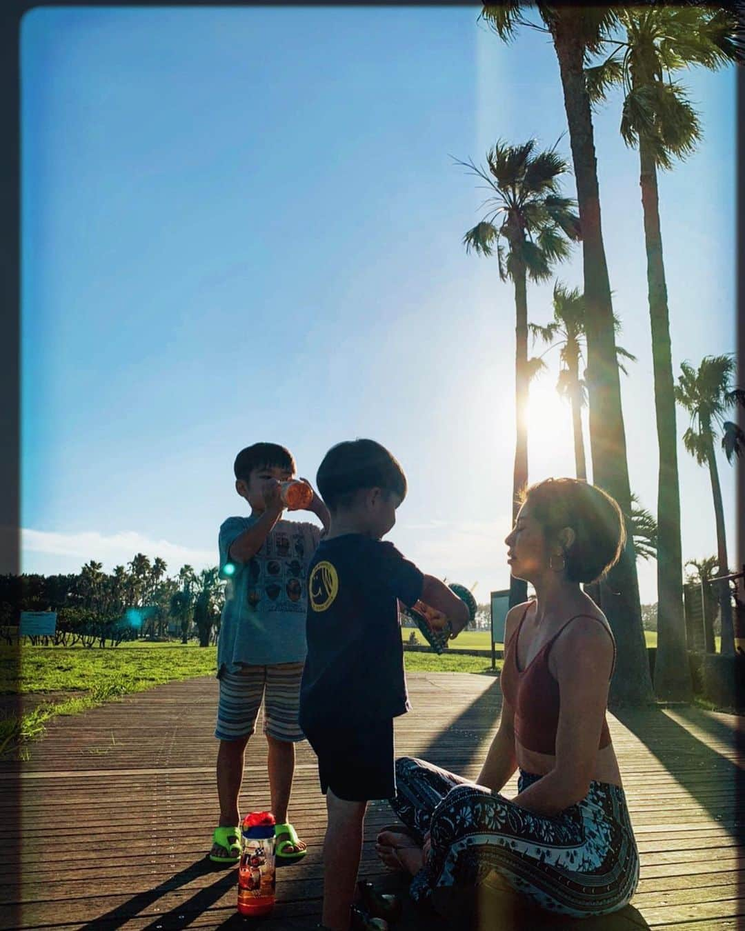 齋藤美波さんのインスタグラム写真 - (齋藤美波Instagram)「🌴🇺🇸🐚 夕方遊び。 ・ この梅雨時期貴重な快晴の日。 今日の天気絶対海気持ちいいだろうなぁ って窓の外見ながら仕事してて（笑） 終わったら海行こ。って決めてた！ ・ が、行ったはいいけど風強し。笑 Uターンし海浜公園へ、変更🔄 やっぱり夕方のこの時間最高でした🌴 やっぱヤシの木は癒し効果大だね😭✨ ・ 子供達も思いっきり走って遊び倒したな🤩 ・ 今年はジャンボプールやらないし 真夏はなかなかこれないなぁ ここでやる盆祭りが好きだったのに 今年は我慢だ、、、🥺🙌🏾 ・ 仕事終わりだったけど 子供達のあの笑顔とヤシの木サンセットの コラボ見れればもう心は満足♥️♥️♥️ 少しの時間でチャージできた✨ また次の日から頑張れる！！ ・ この日思ったこと。 ・ 車の免許取って本当によかった！ 海が近くてよかった！ #束の間のストレス発散 #太陽チャージー ・ #梅雨#初夏#仕事終わり#夕方遊び#サンセット#辻堂海浜公園#辻堂#湘南#男の子兄弟#男の子ママ#4歳児#2歳児#野生児#日本のカリフォルニア#🌴#🌞 #beach#park#shonan#boys#brothers#sunset#charge#smile#happy#sons#california」7月3日 22時18分 - saito373minami