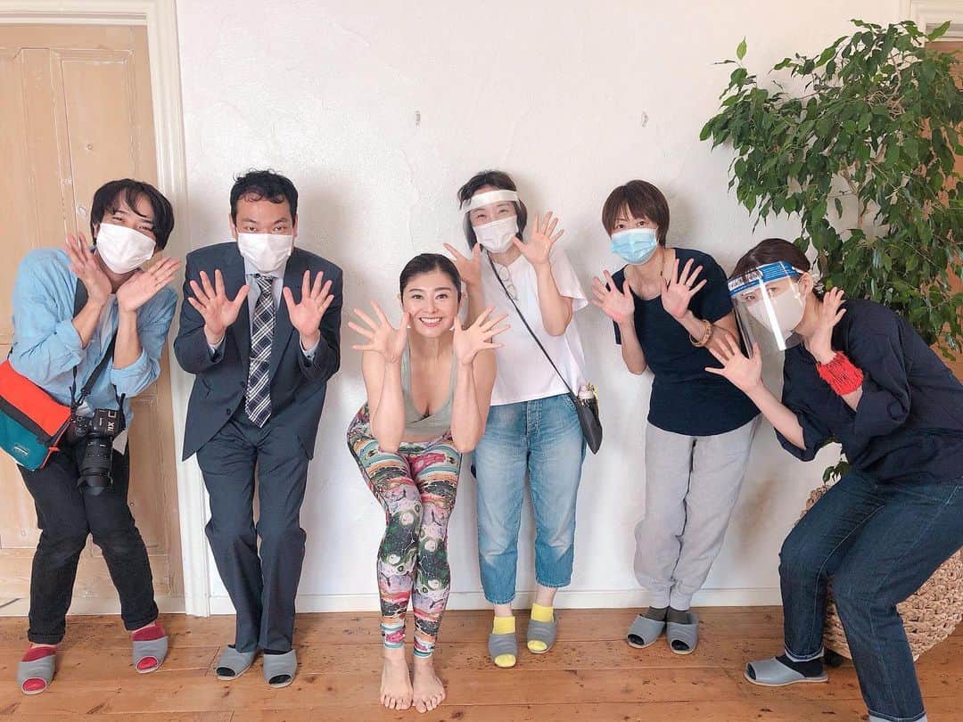間々田佳子のインスタグラム：「今日は撮影でした！ 内からは#顔の筋トレ 外からは#スキンケア  先に表情筋を動かしてから スキンケアをすると 浸透率が良くなるそうです  たしかに停滞して 血行が悪い肌に何かを塗っても あまり効きそうな感じがしないですね。  #安心健康ライフ #コアフェイストレーニング #間々田佳子」